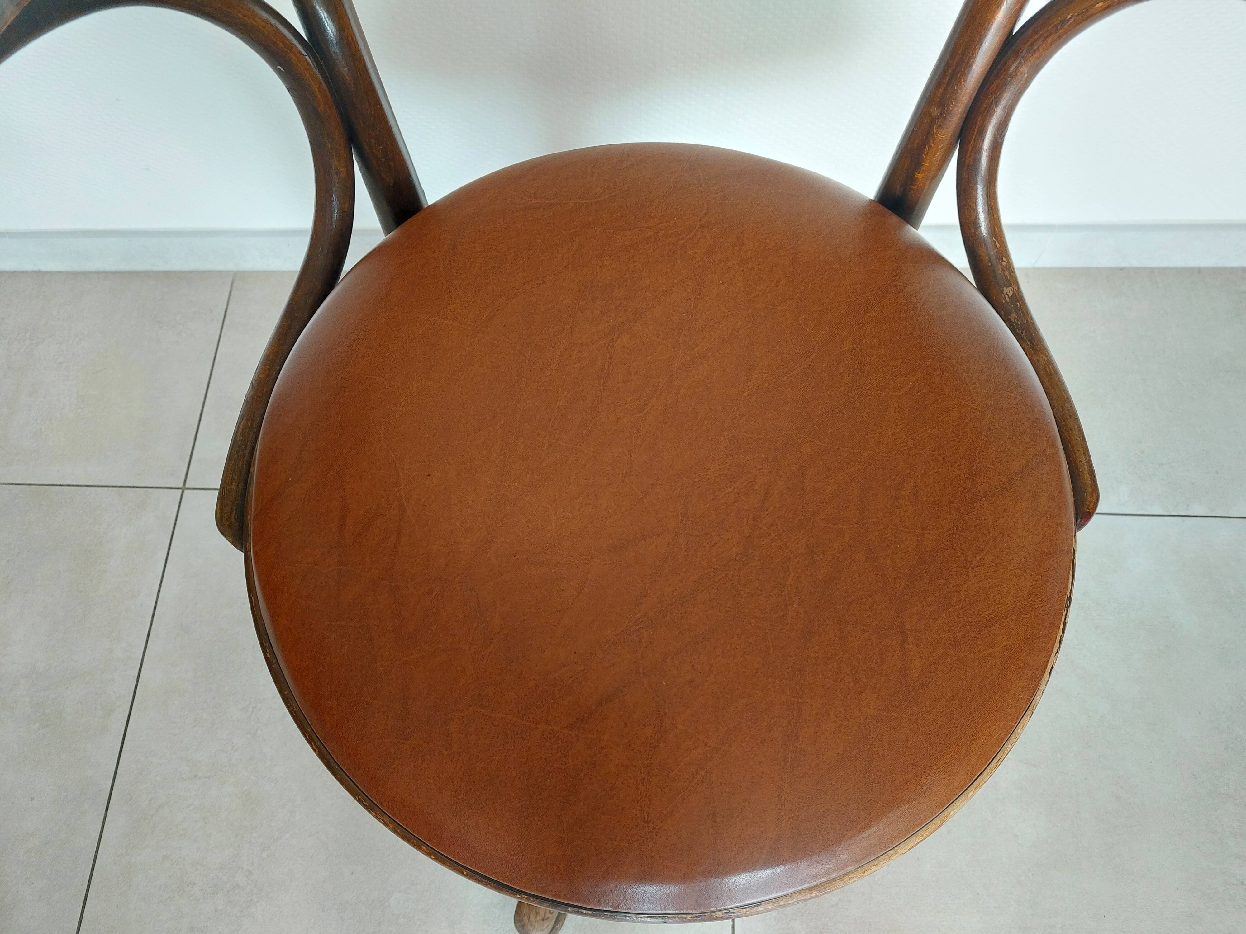Thonet armchair, swivel, in wood and faux leather.