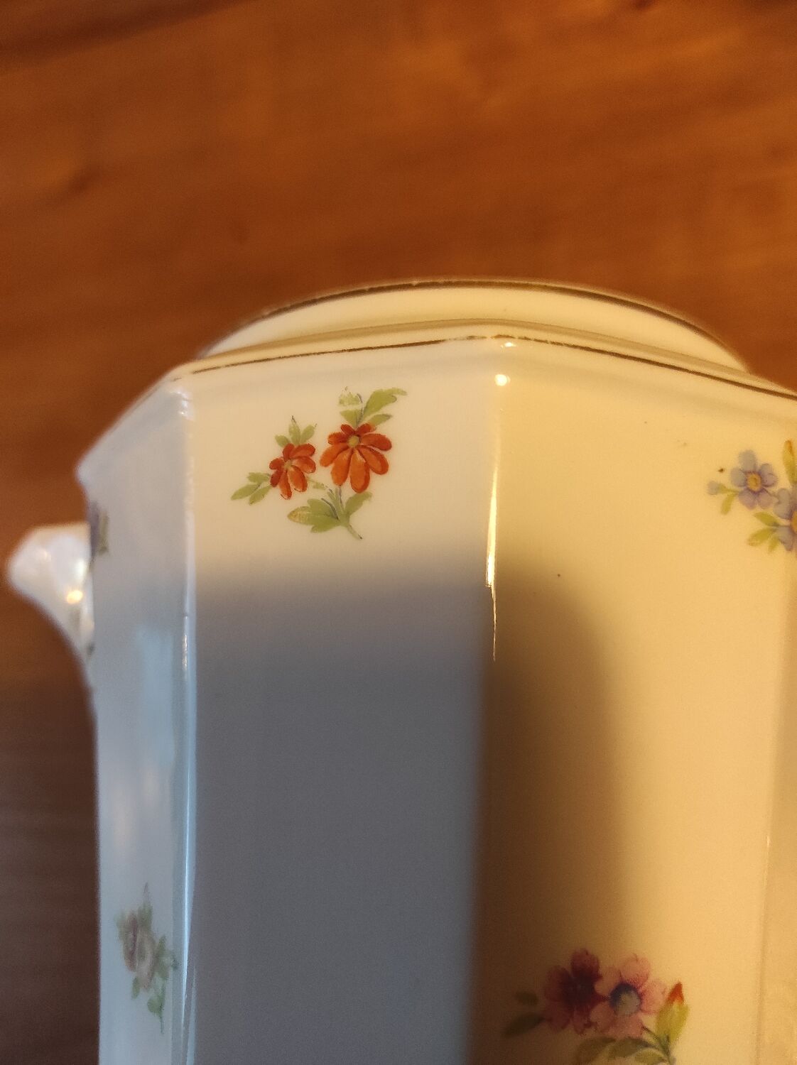 Coffee maker with floral decoration