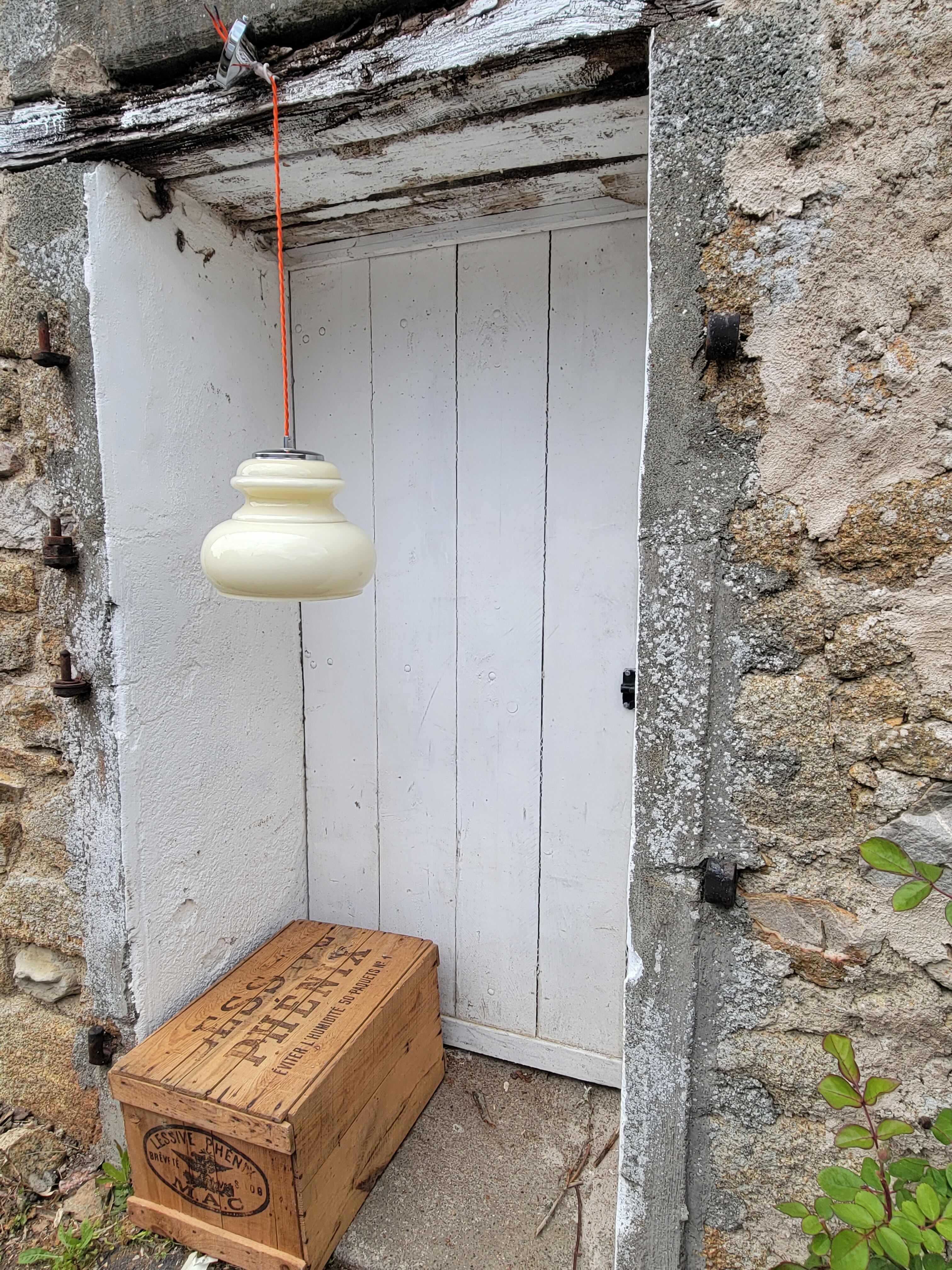 Space age suspension in opaline