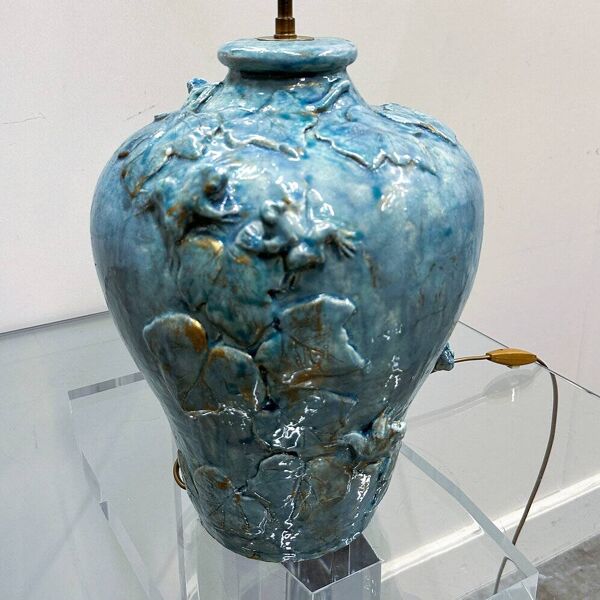 Lampe en céramique française faite à la main avec lierre et grenouilles en glaçure turquoise avec des accents dorés