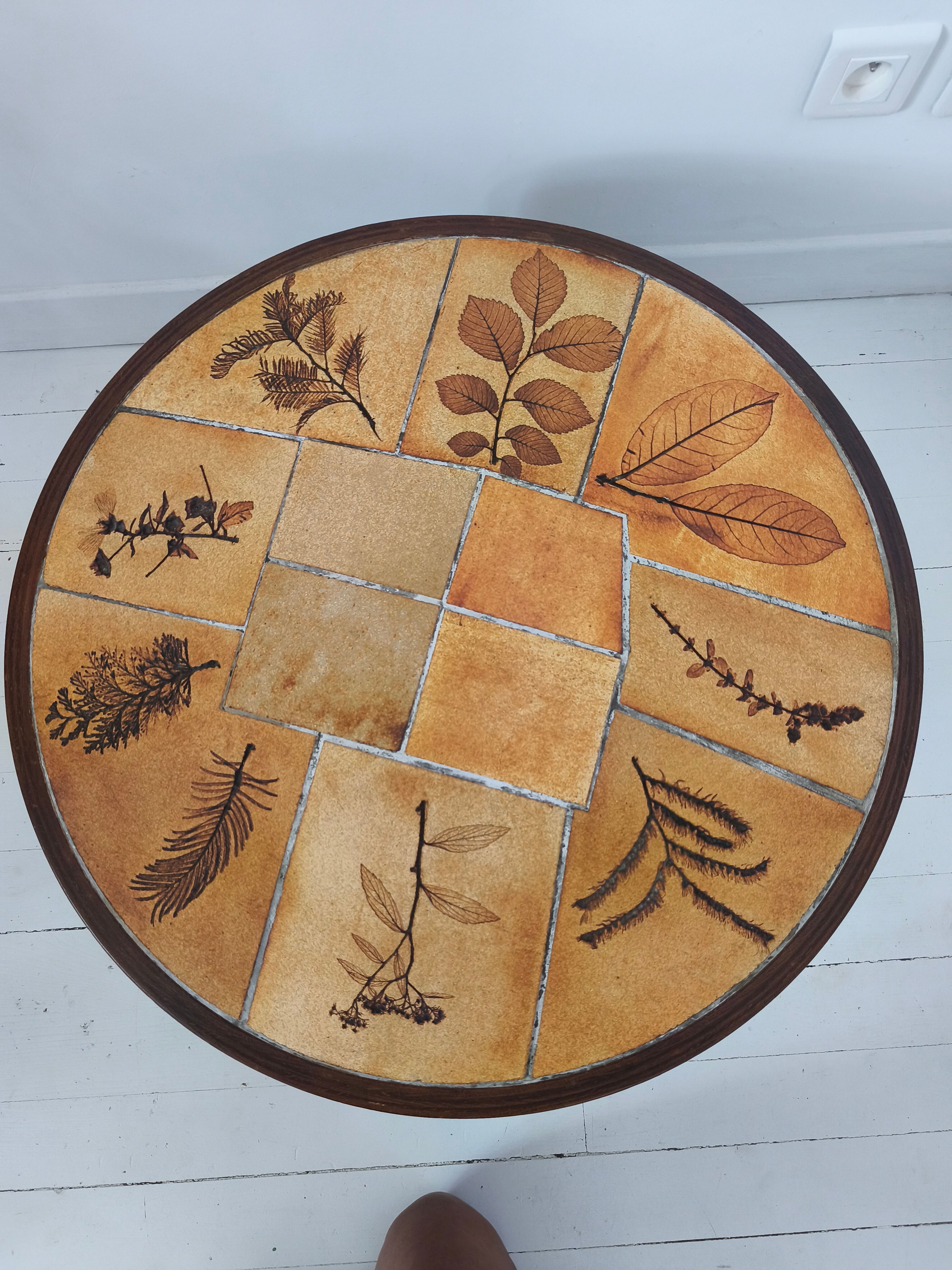 Table basse ronde céramique de Vallauris modèle "herbier"