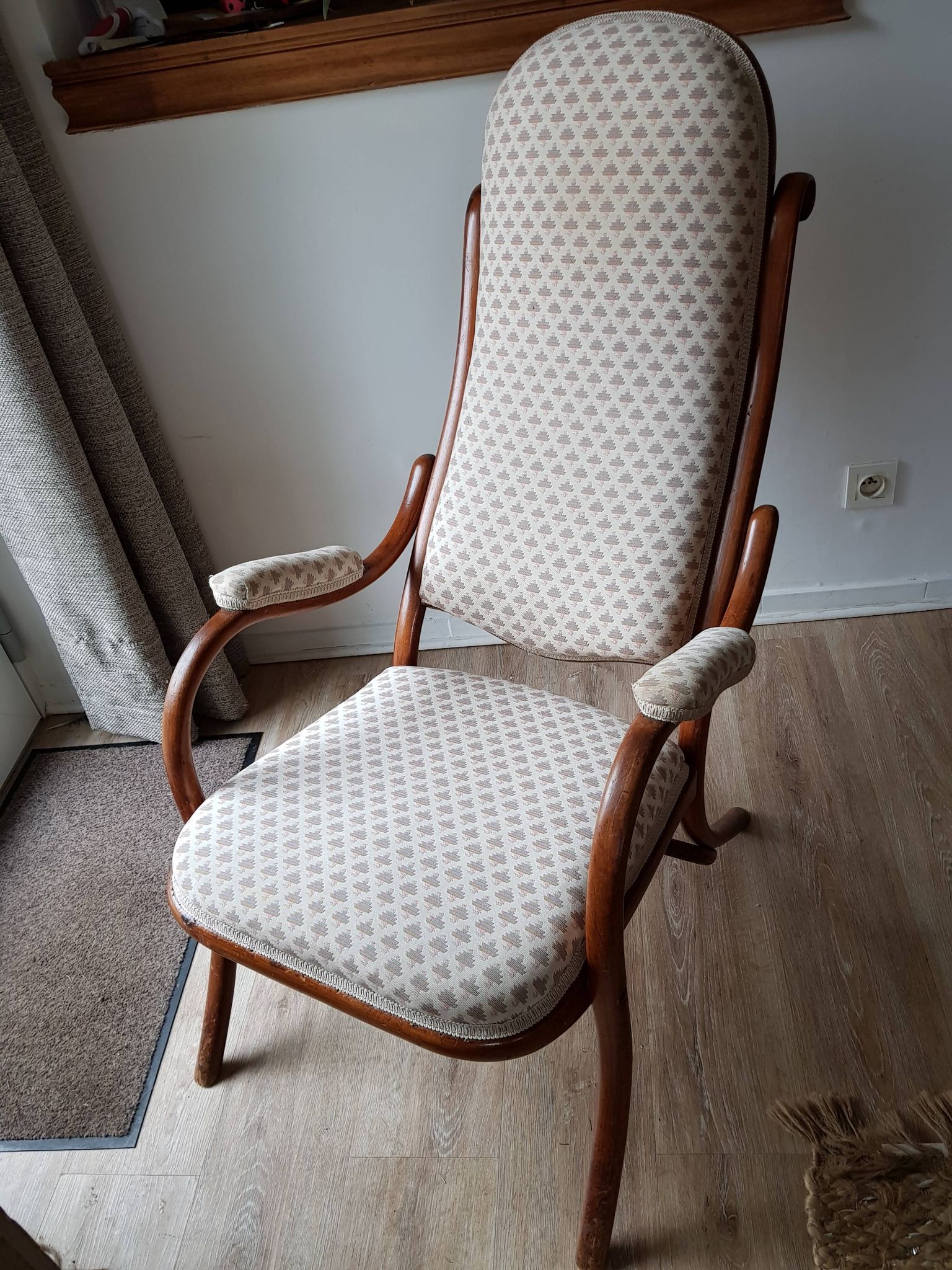 Curved wooden chair at the beginning of THE 20th century