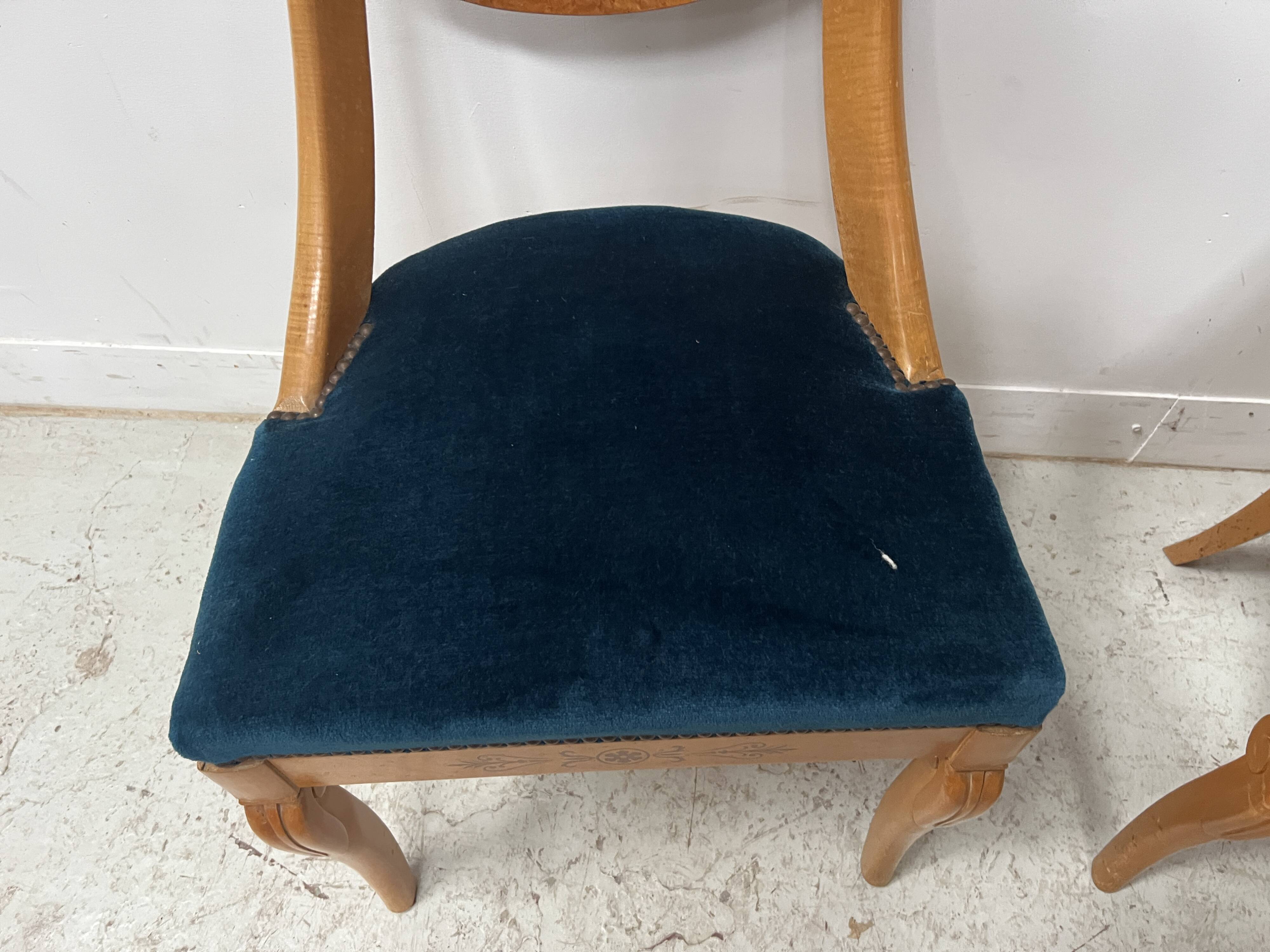 Suite de quatre chaises de style Charles X en bois d'érable XX siècle