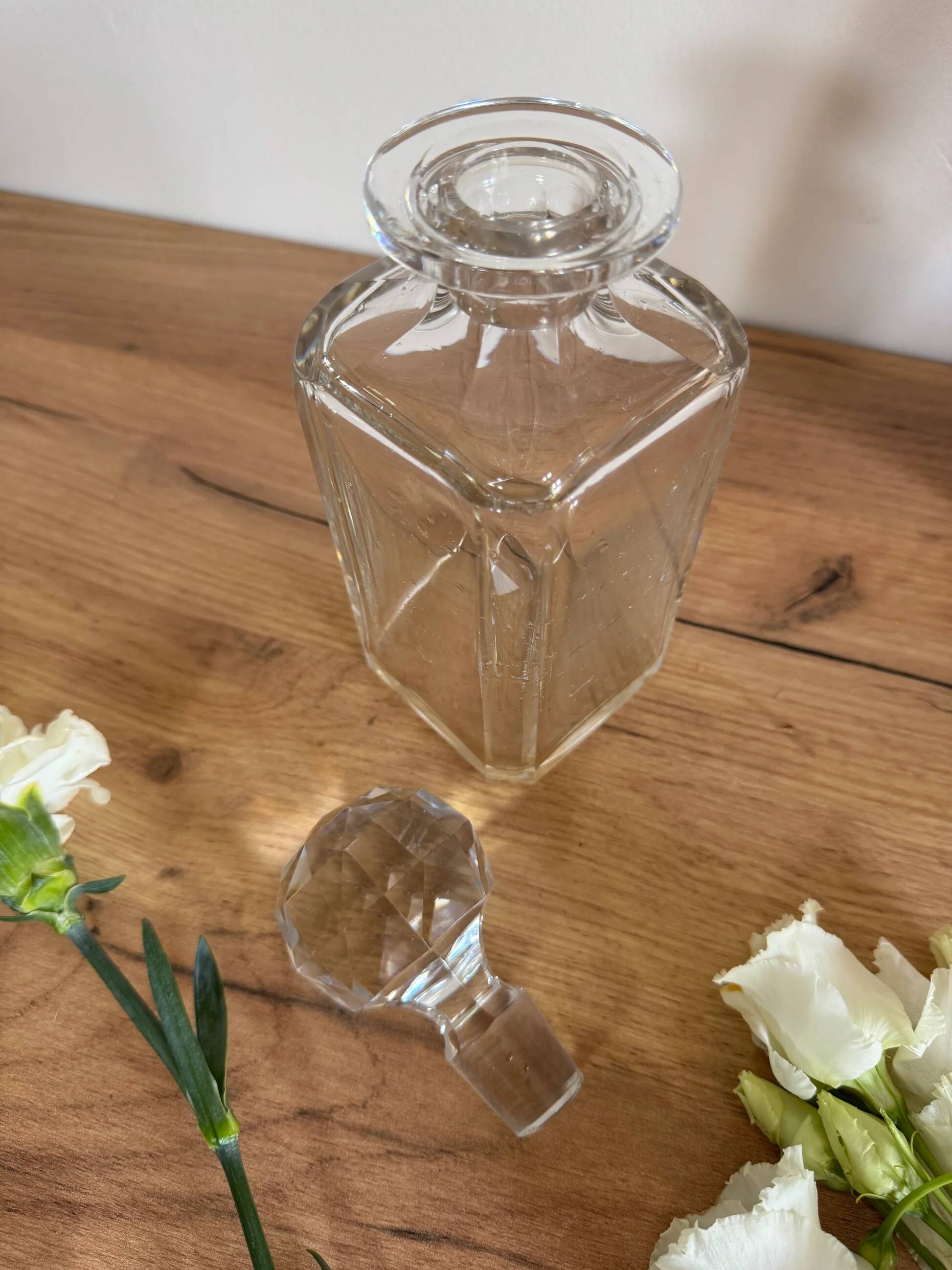 Transparent whisky carafe