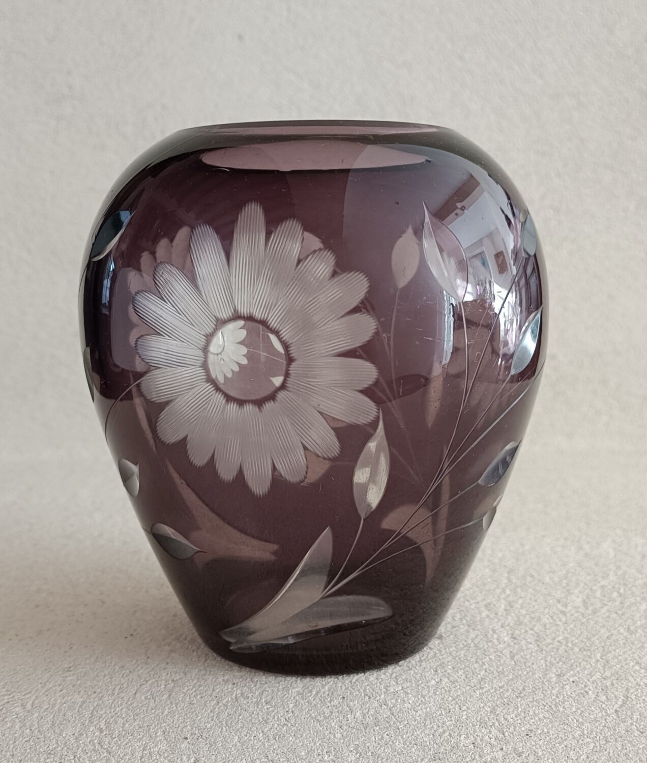 Vase olive en verre taillé