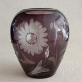 Vase olive en verre taillé