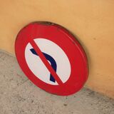 Enamelled plate Vintage panel "no turning left"