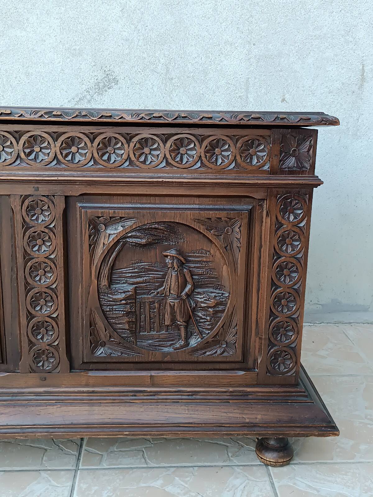 Breton chest in carved wood