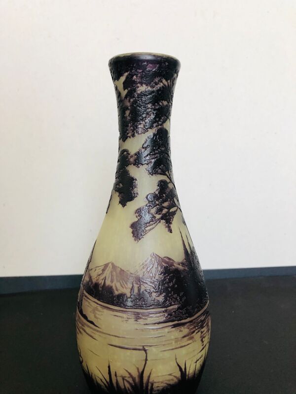 Vase en verre multicouches à décor gravé à l'acide