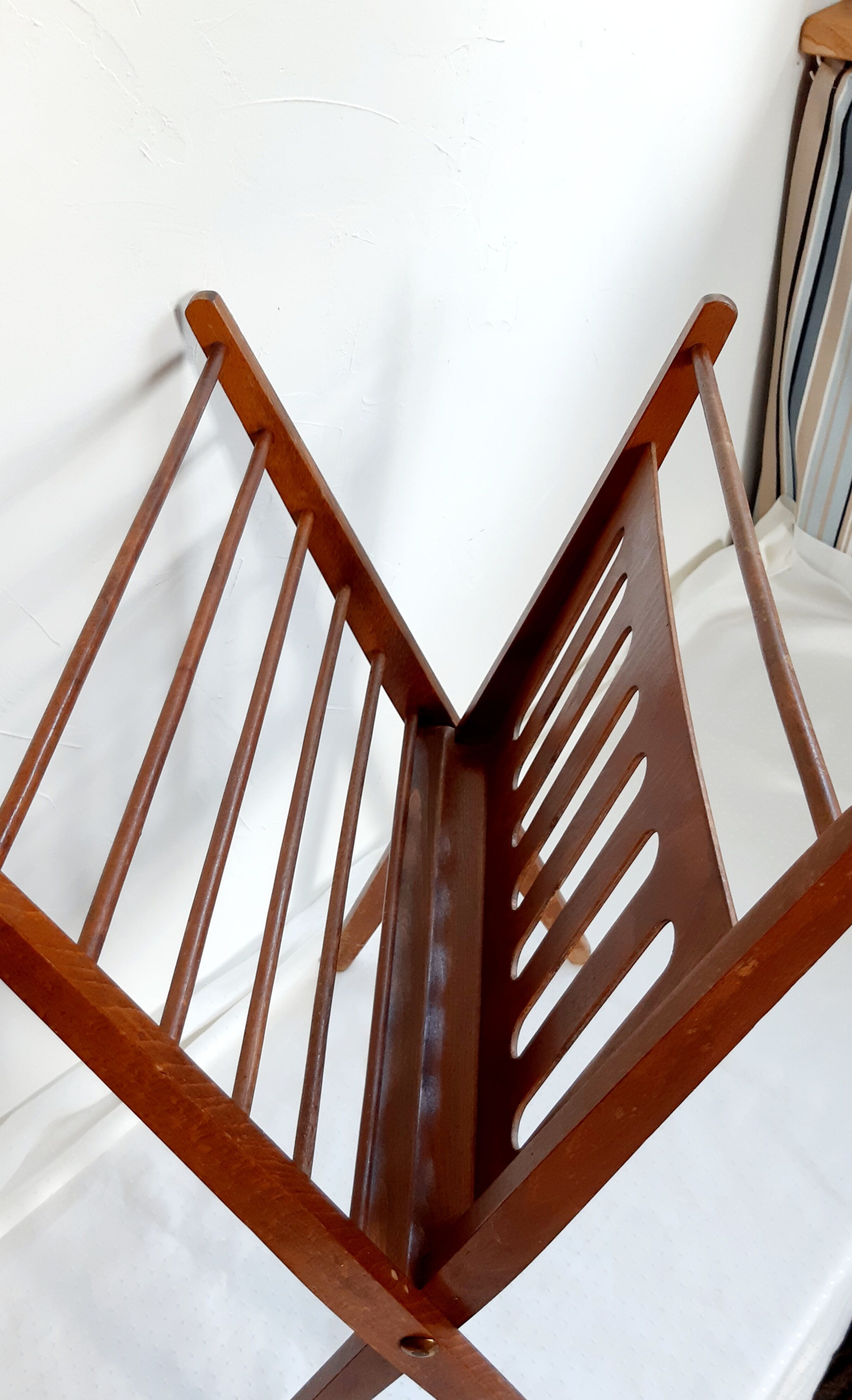 Scandinavian magazine holder