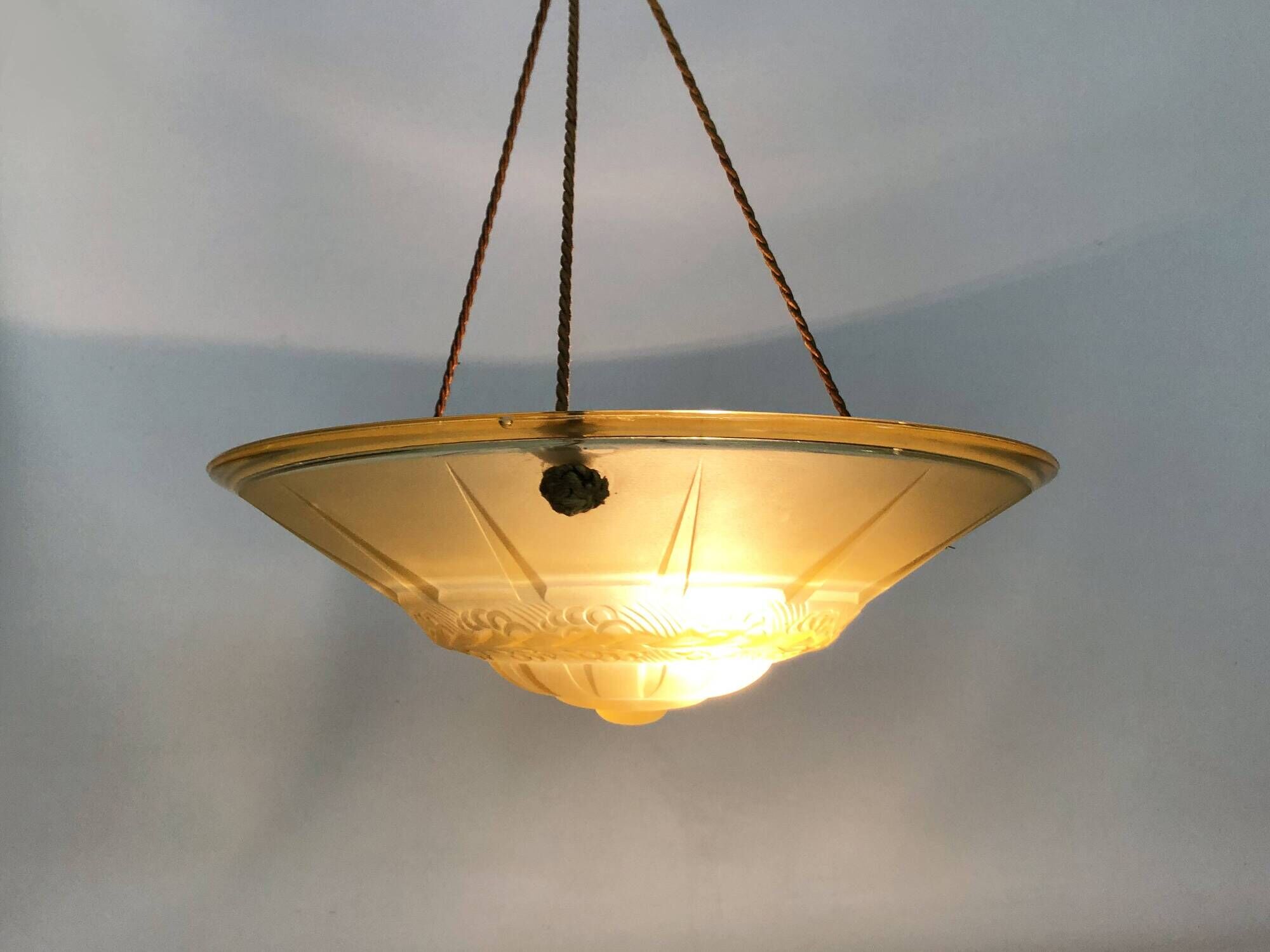 Old chandelier, Art Deco 1 light basin pendant light, in yellow glass paste. 1930s