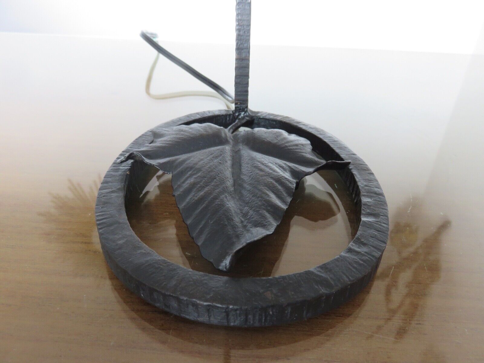 Art deco lamp in hammered wrought iron and tulip in glass, 30s 40s