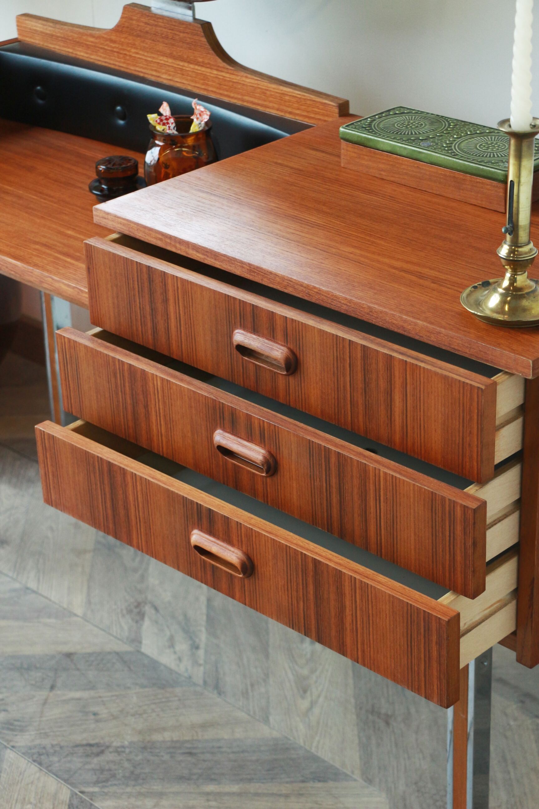 Dressing table - round mirror - 60s