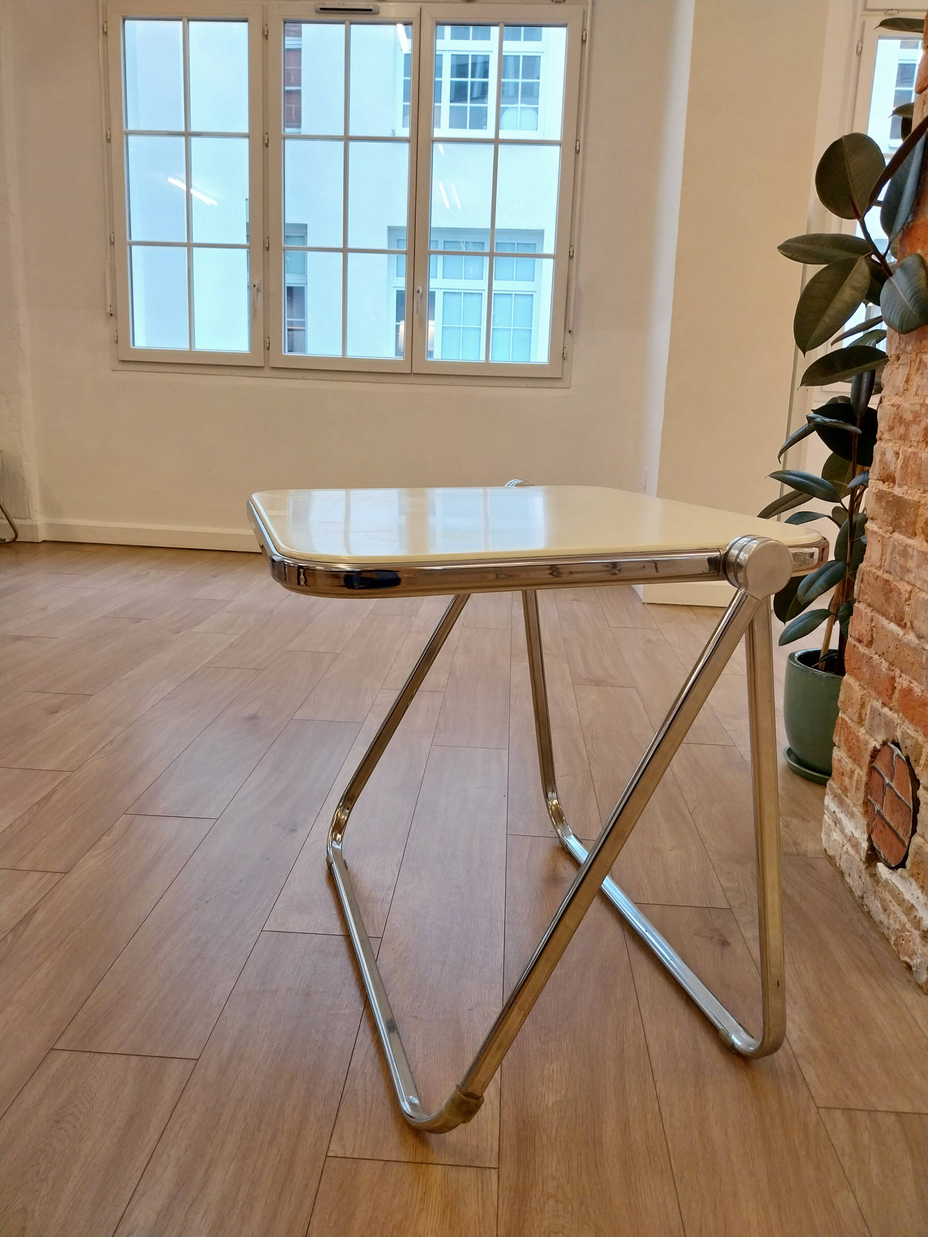Table Platone et chaise Plia blanches – Anonima Castelli
