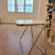 Table Platone et chaise Plia blanches – Anonima Castelli