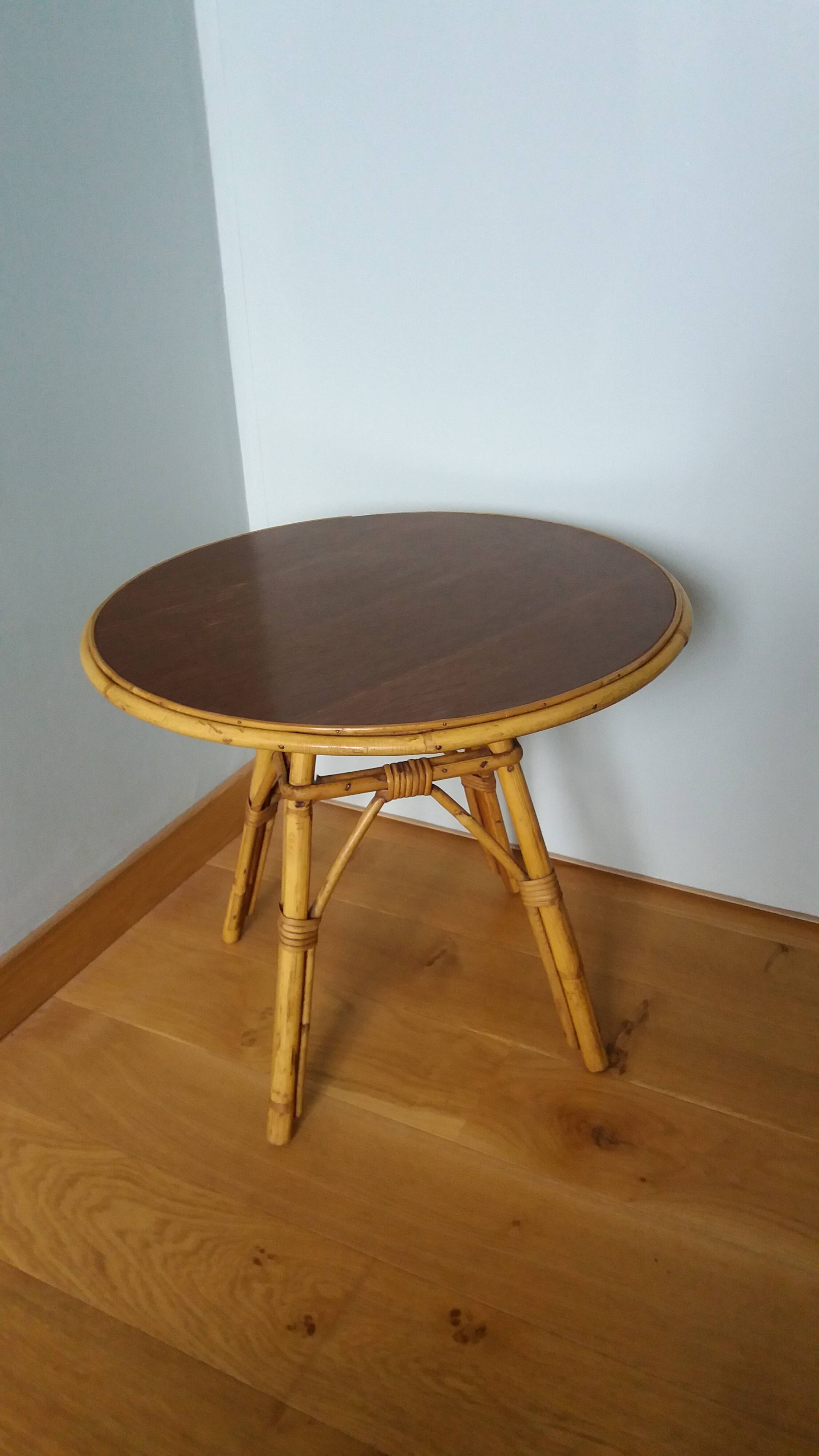Round coffee table in wicker and bamboo