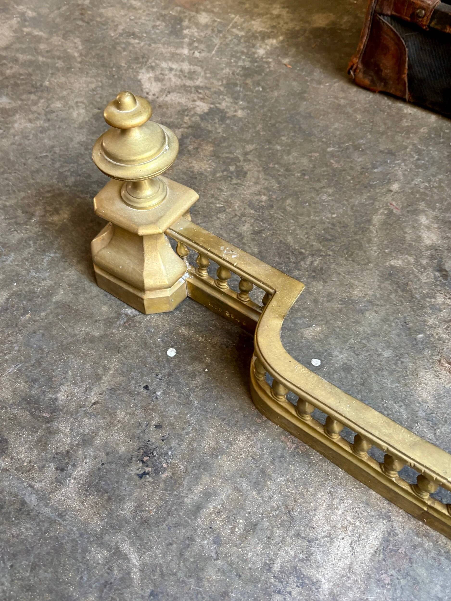 Fireplace fender in gilded bronze