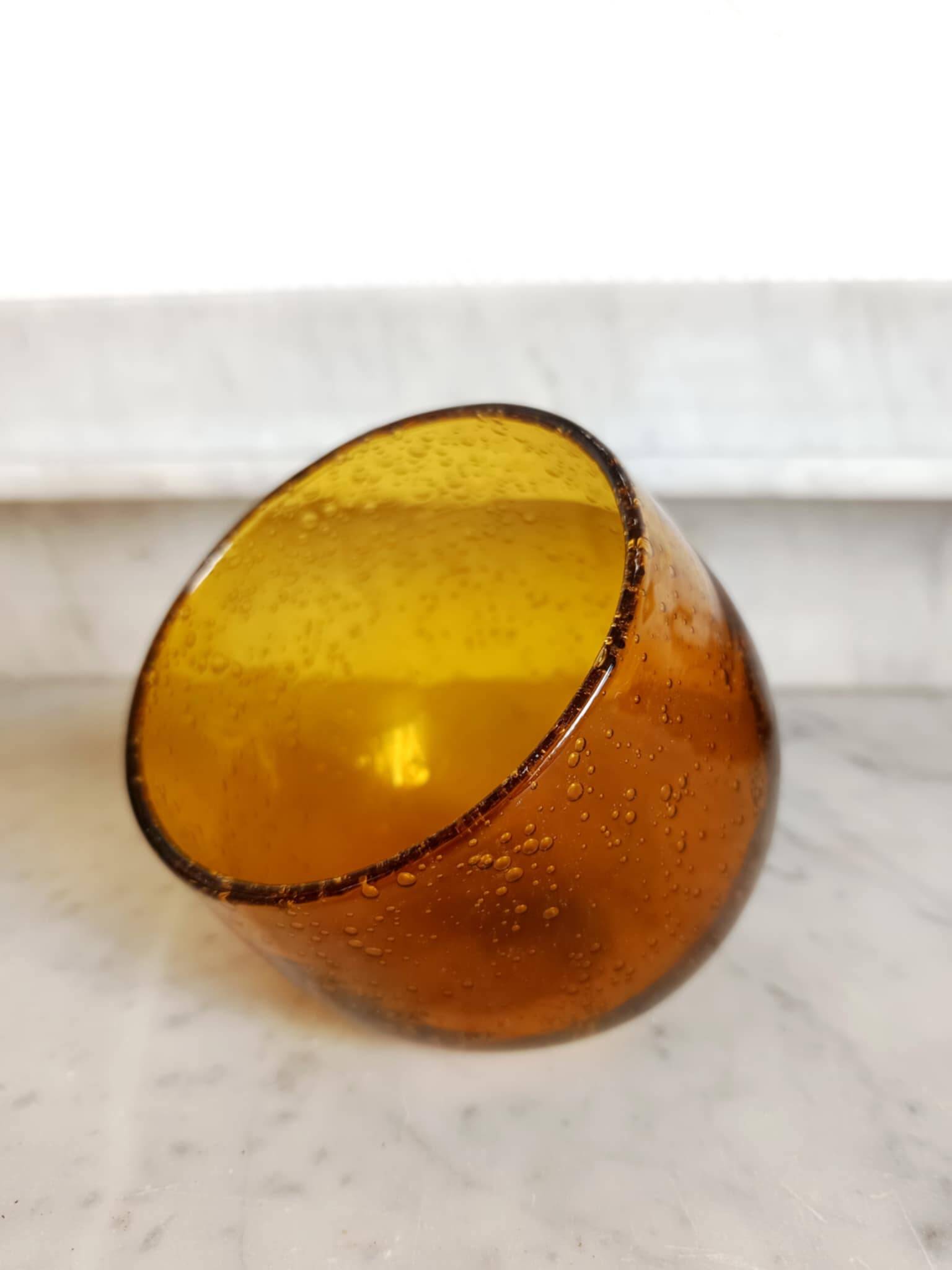 Bol ou verre penché ambré signé Biot