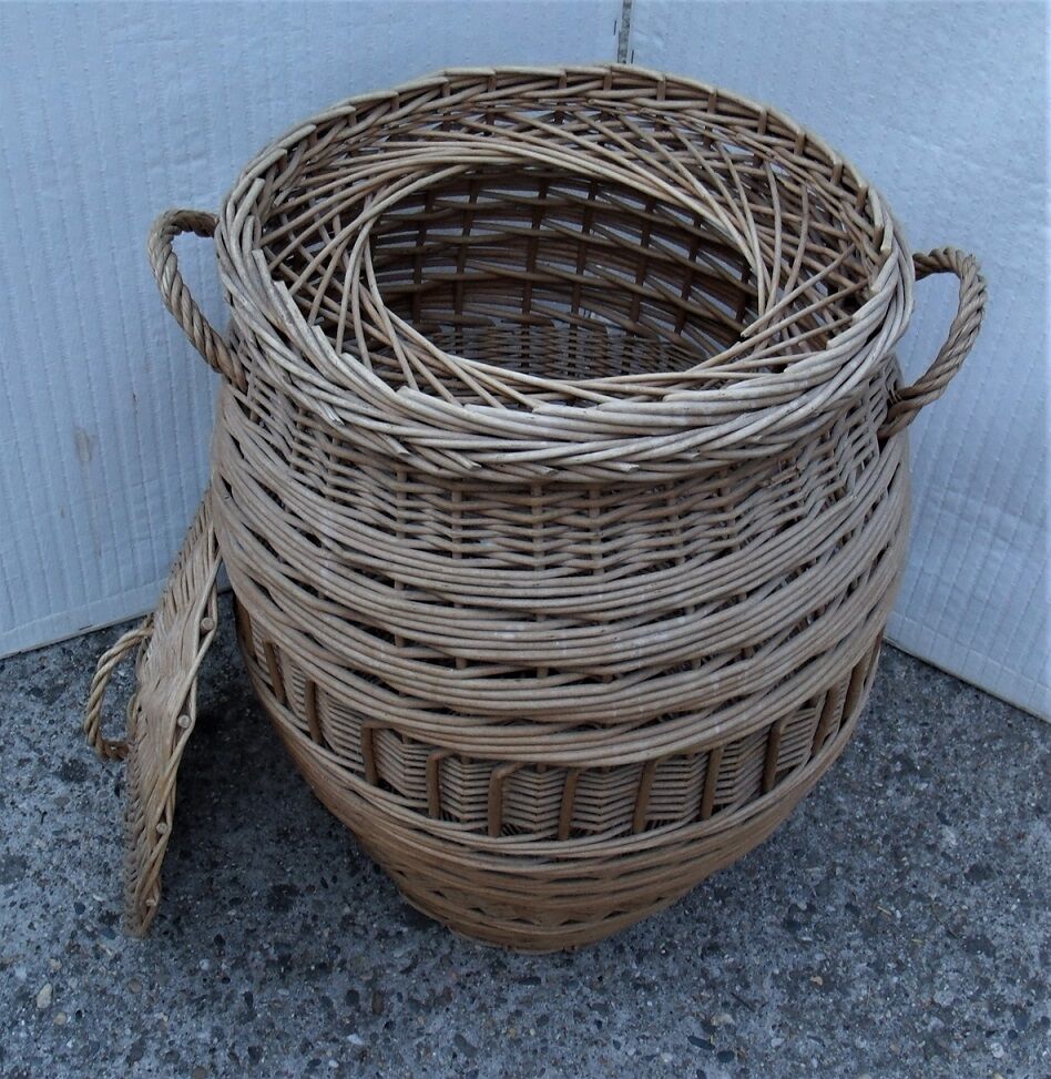 Laundry basket with rattan with coves and lid