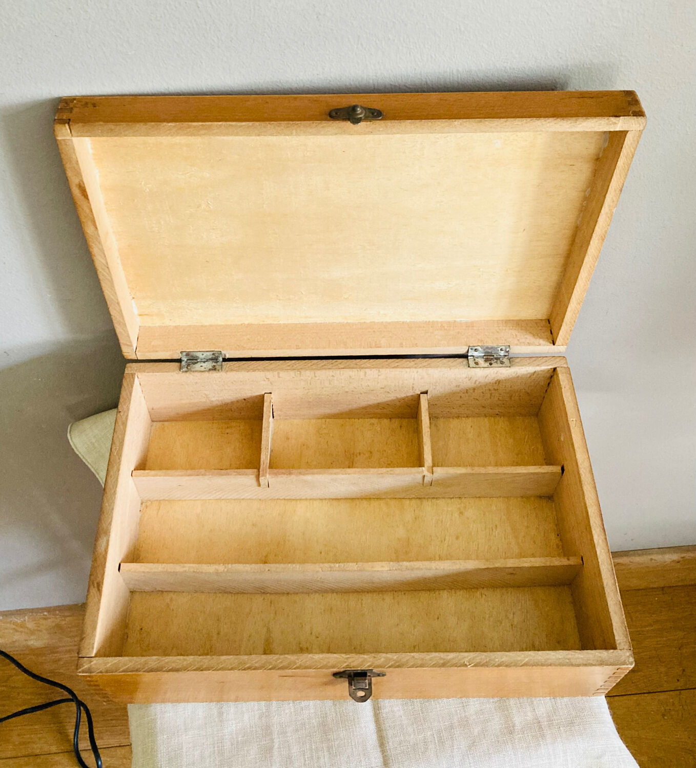 Box with compartments from the 19th century, dovetail mountings, clasp present