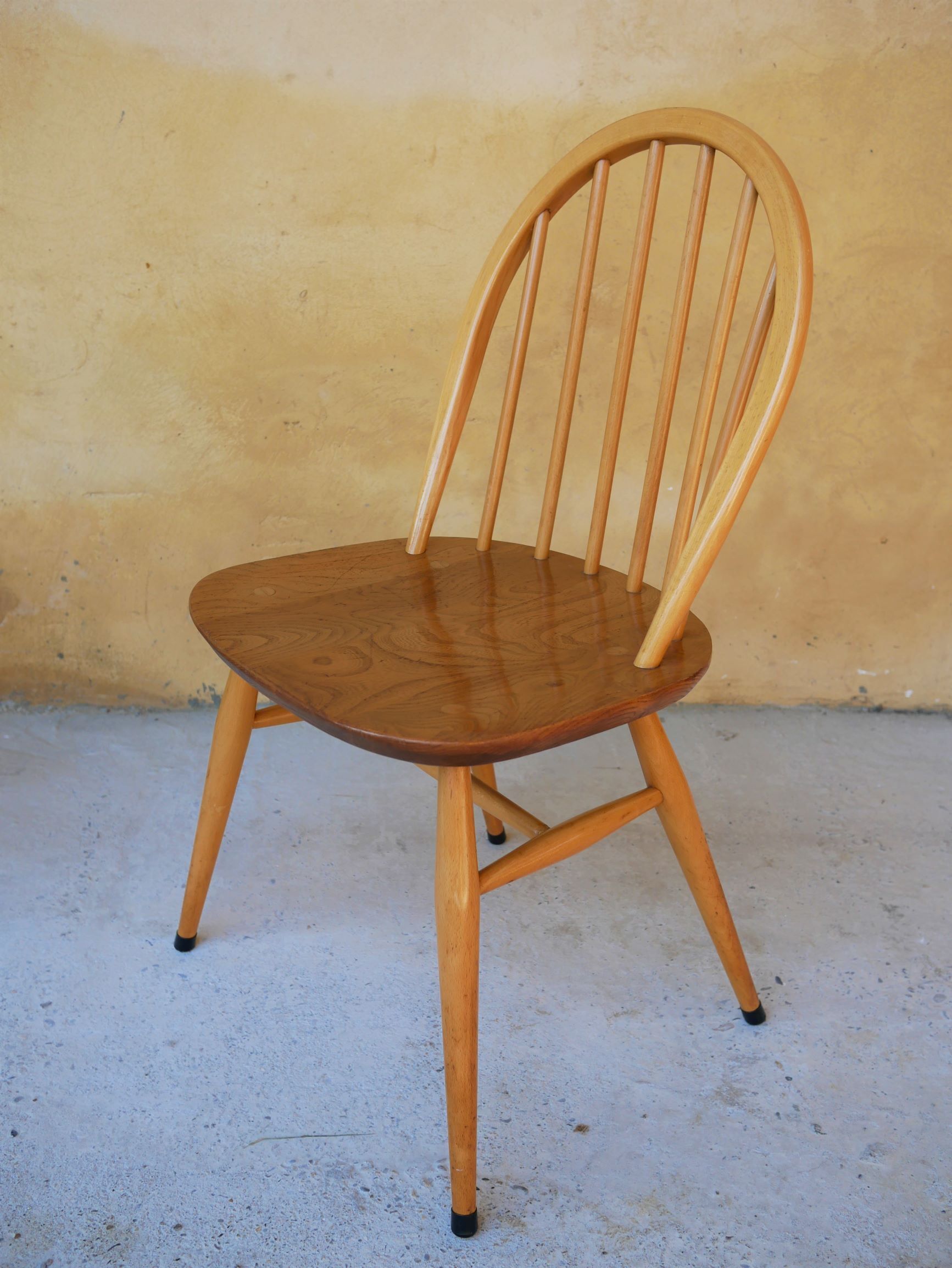 Série de 4 chaises « Windsor » par L. Ercolani pour les éditions Ercol
