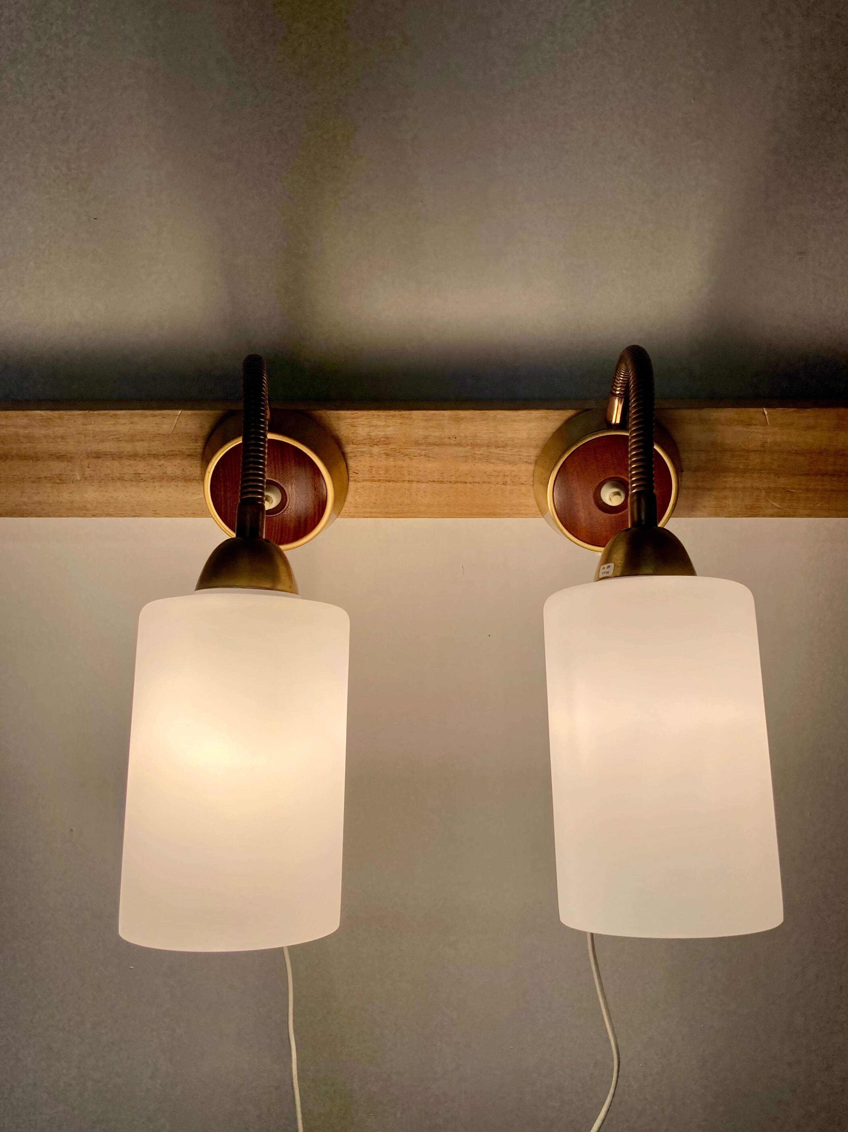 Paire d'appliques teck et opaline design scandinave 1950