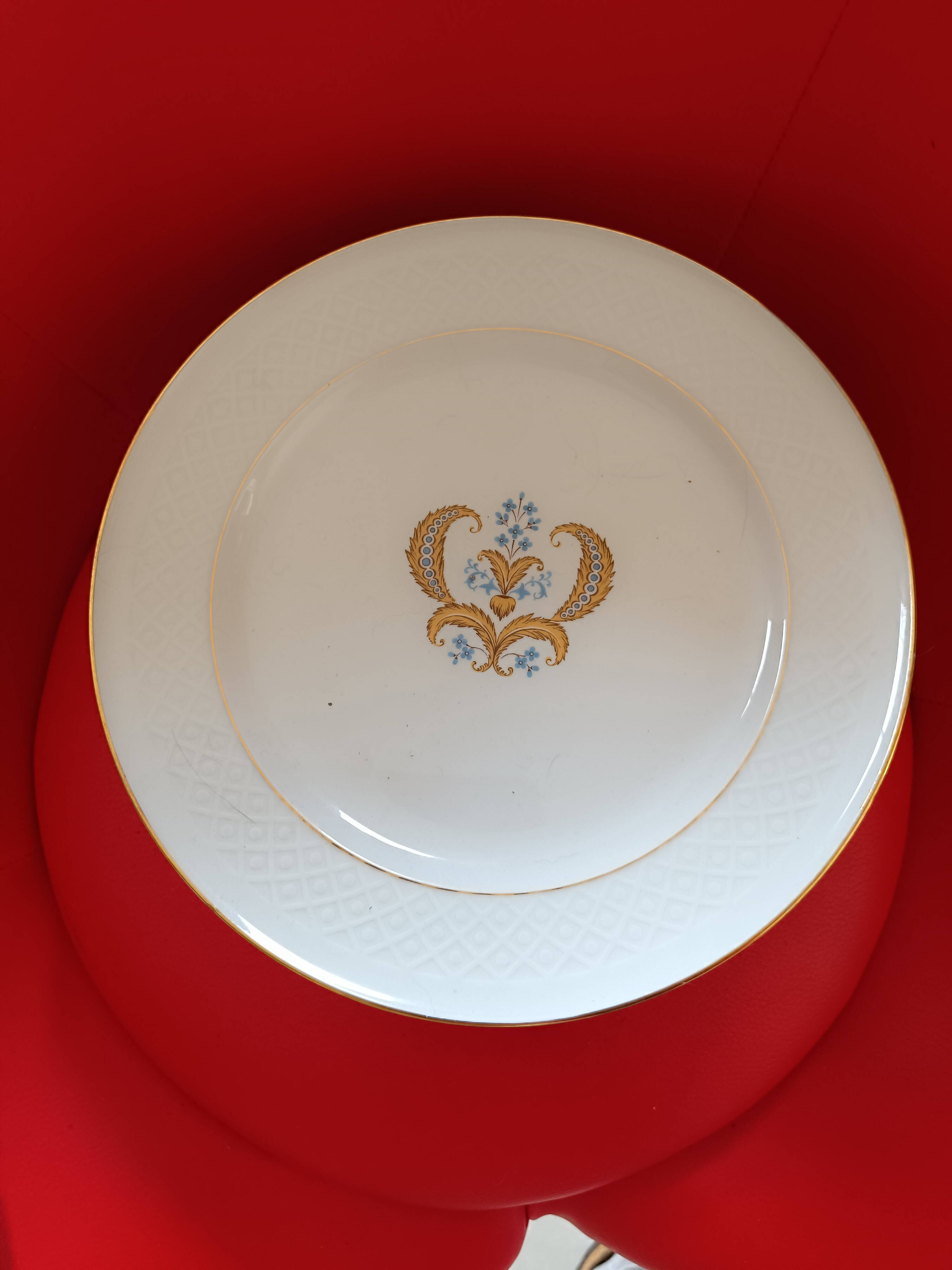 6 Bavaria dinner plates. Annabel model. White, gold edging. Central motif.