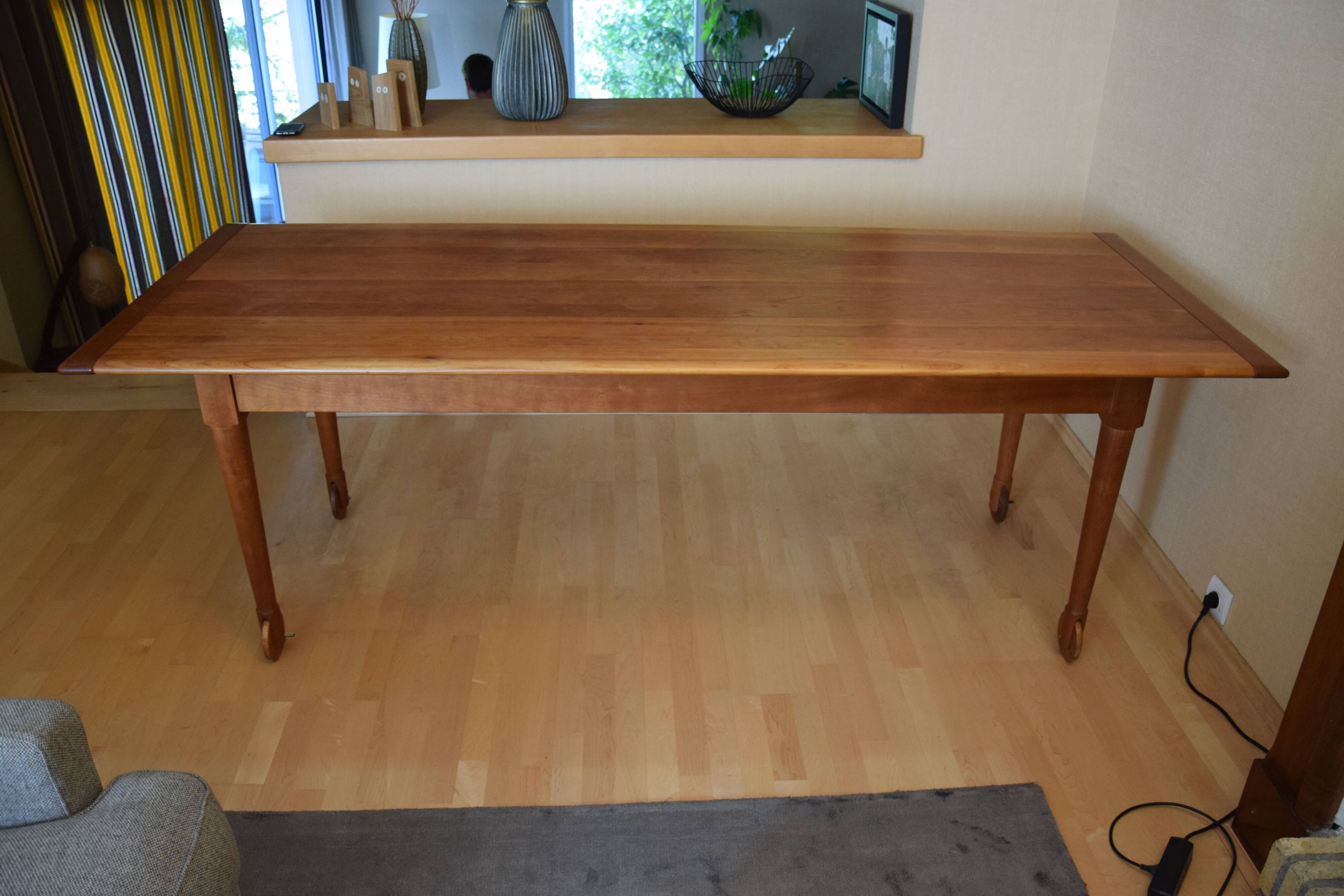 Table à manger en merisier massif style Shaker