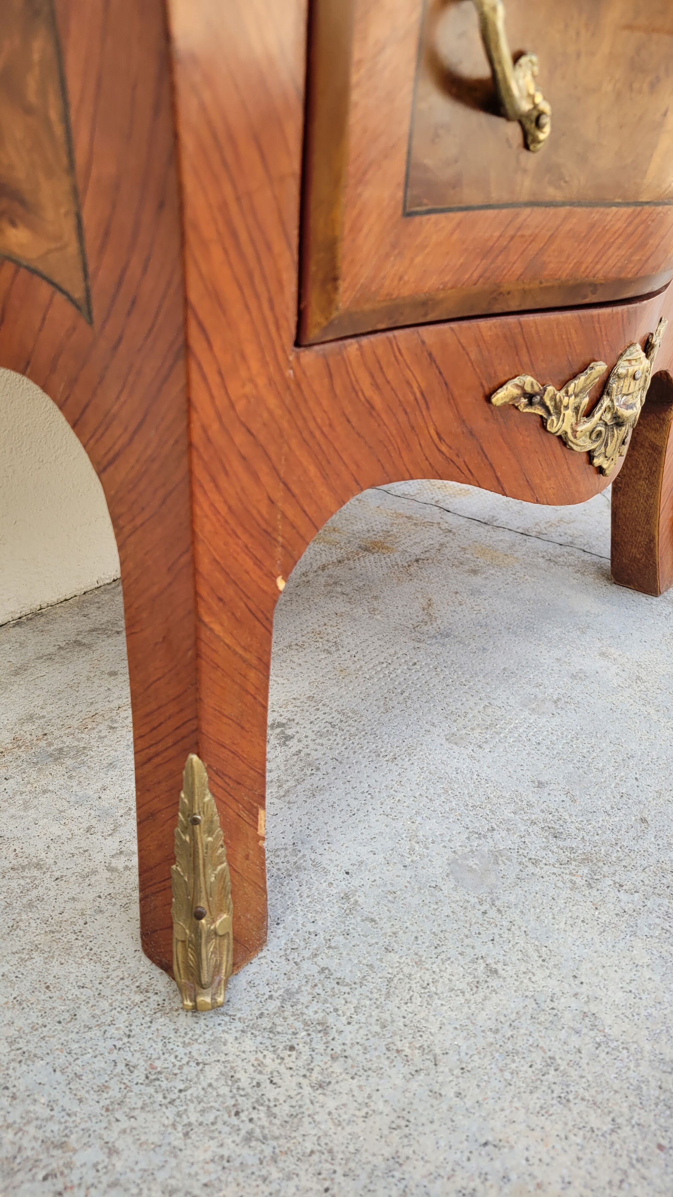 Louis XV style curved chest of drawers in marquetry