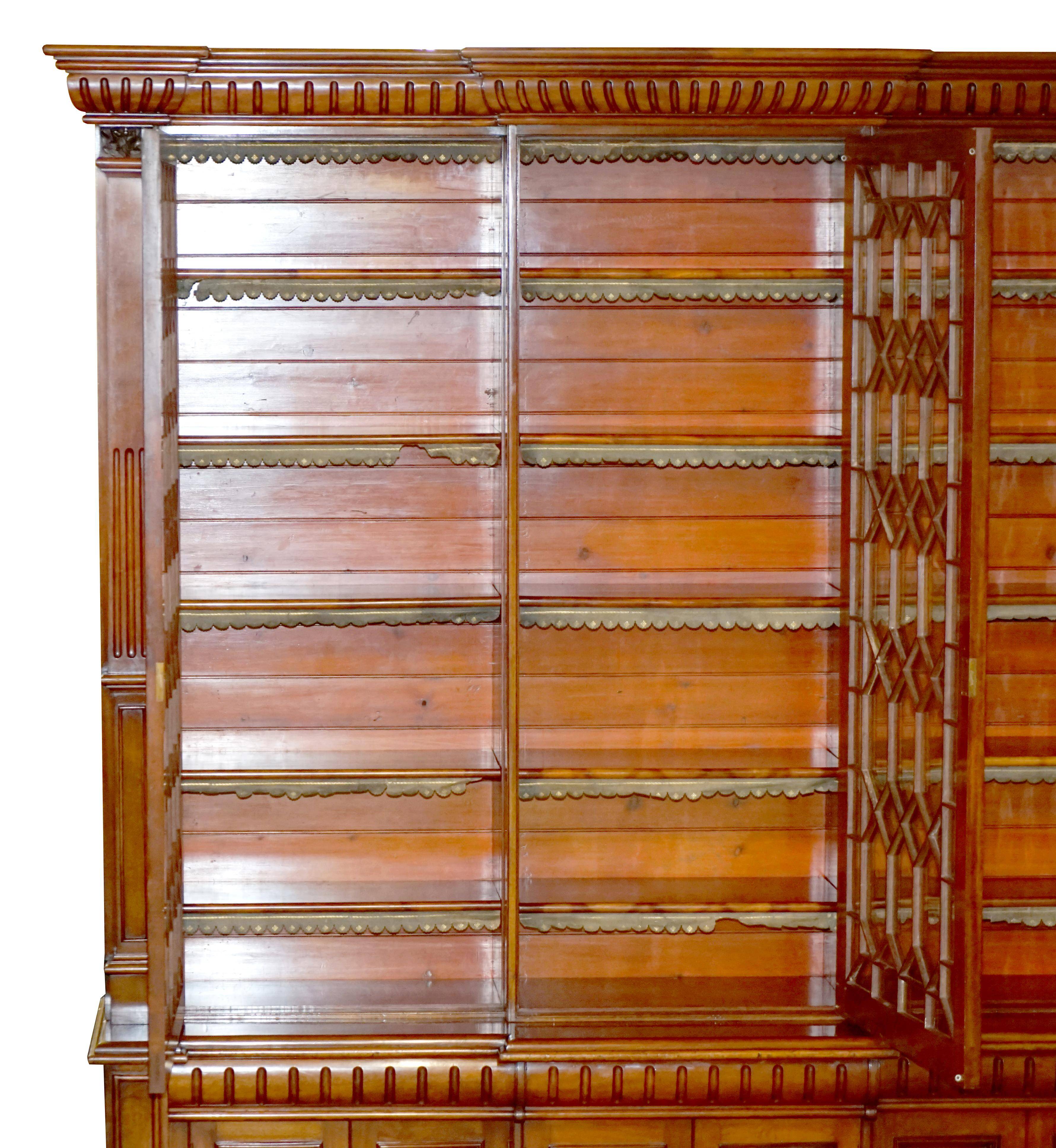 Bibliothèque monumentale haute victorienne en acajou massif avec vitrines astrales