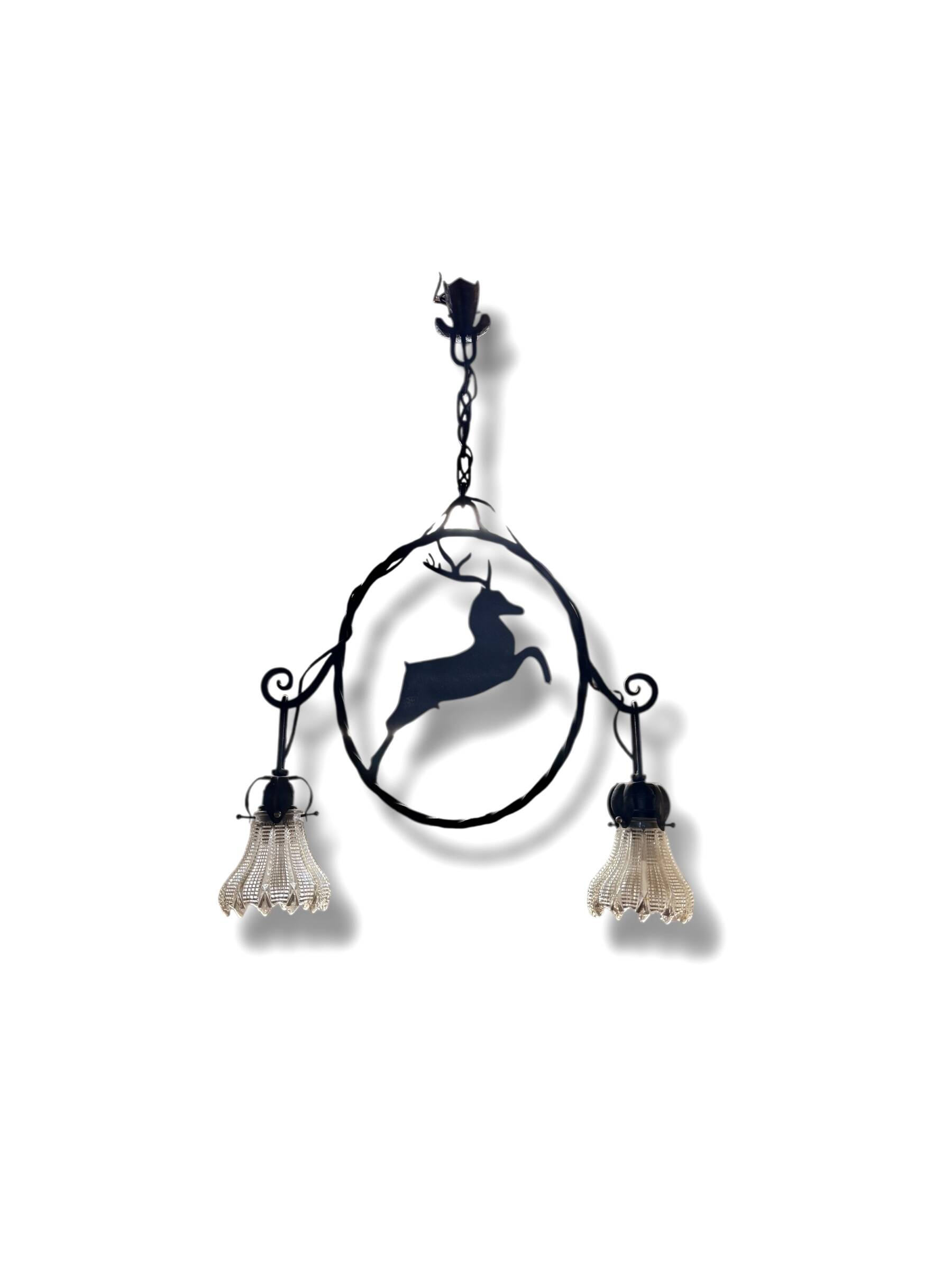 Lustre en fer forgé et verre à décor de cerf