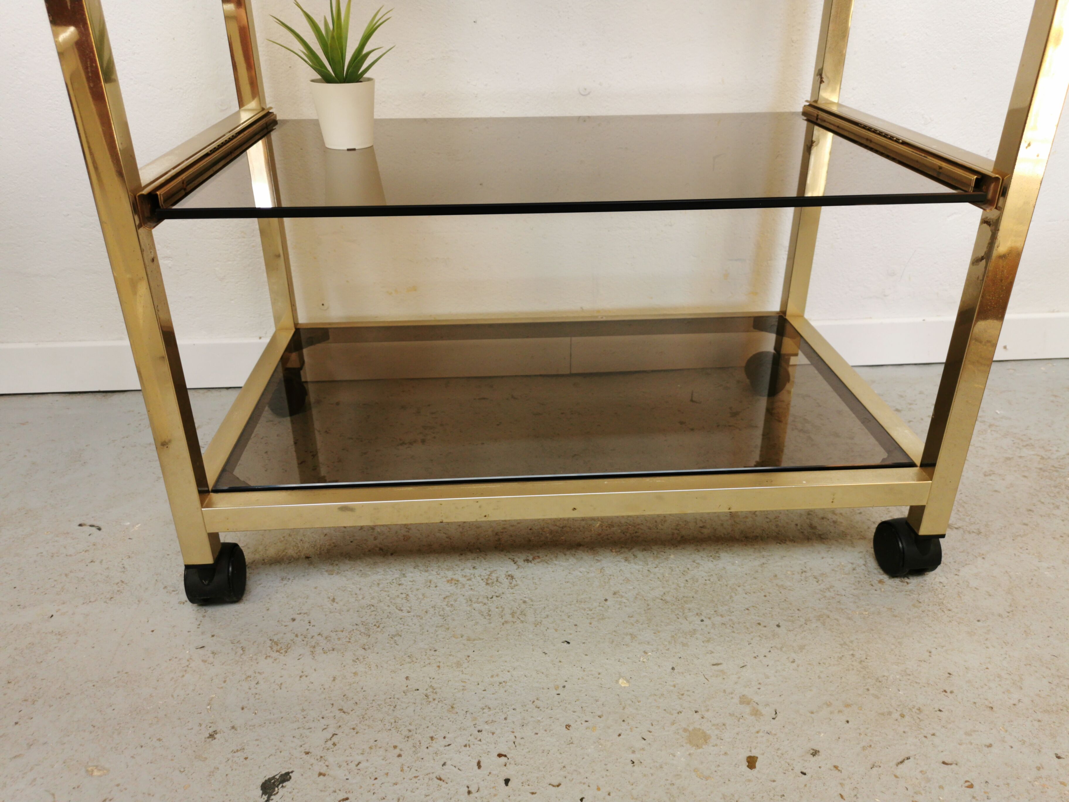 Serving table in brass and glass
