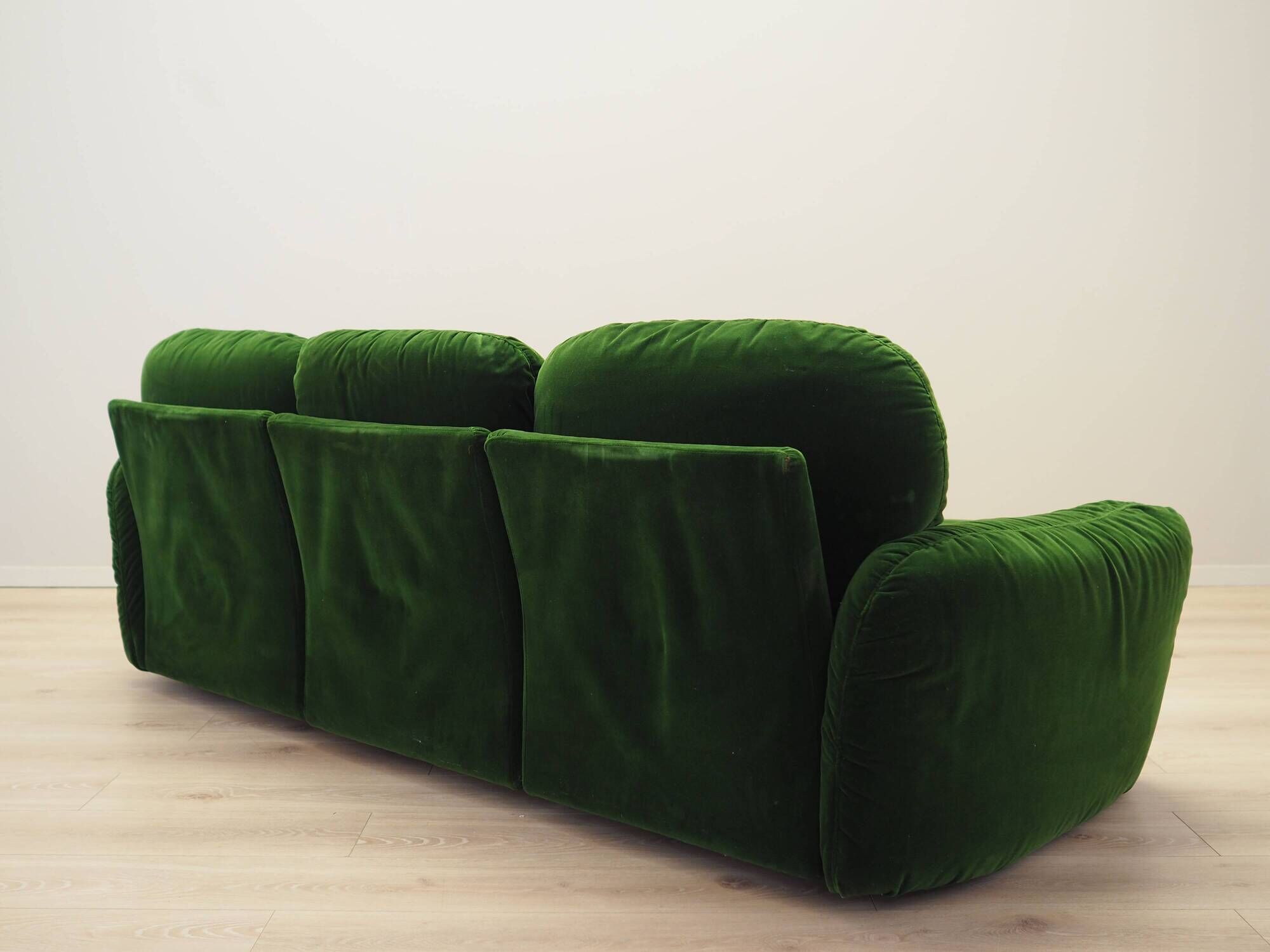 Green velour sofa, Italian design, 1970s, manufacturer: Busnelli, designer