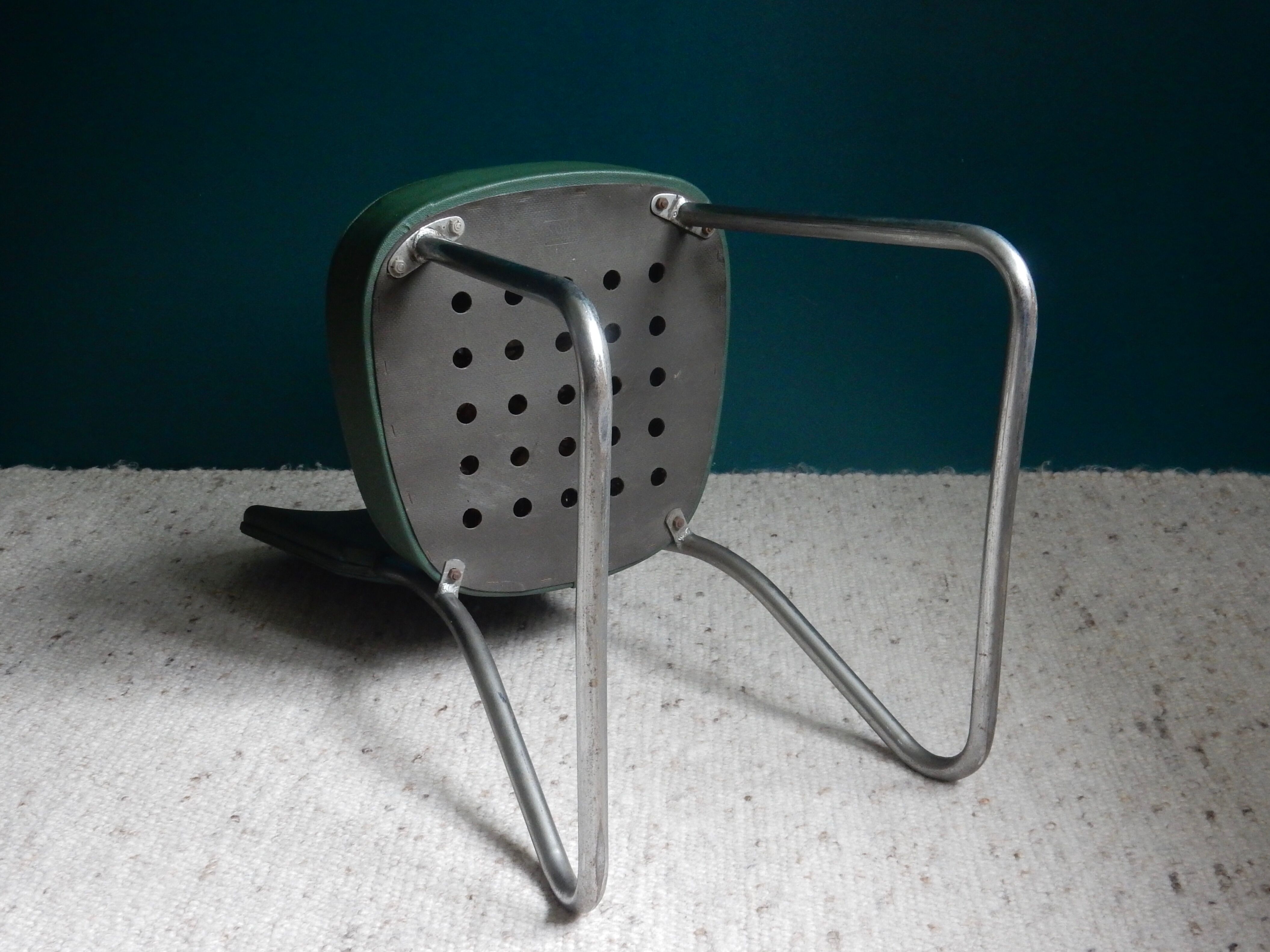 Office chair in green skaï