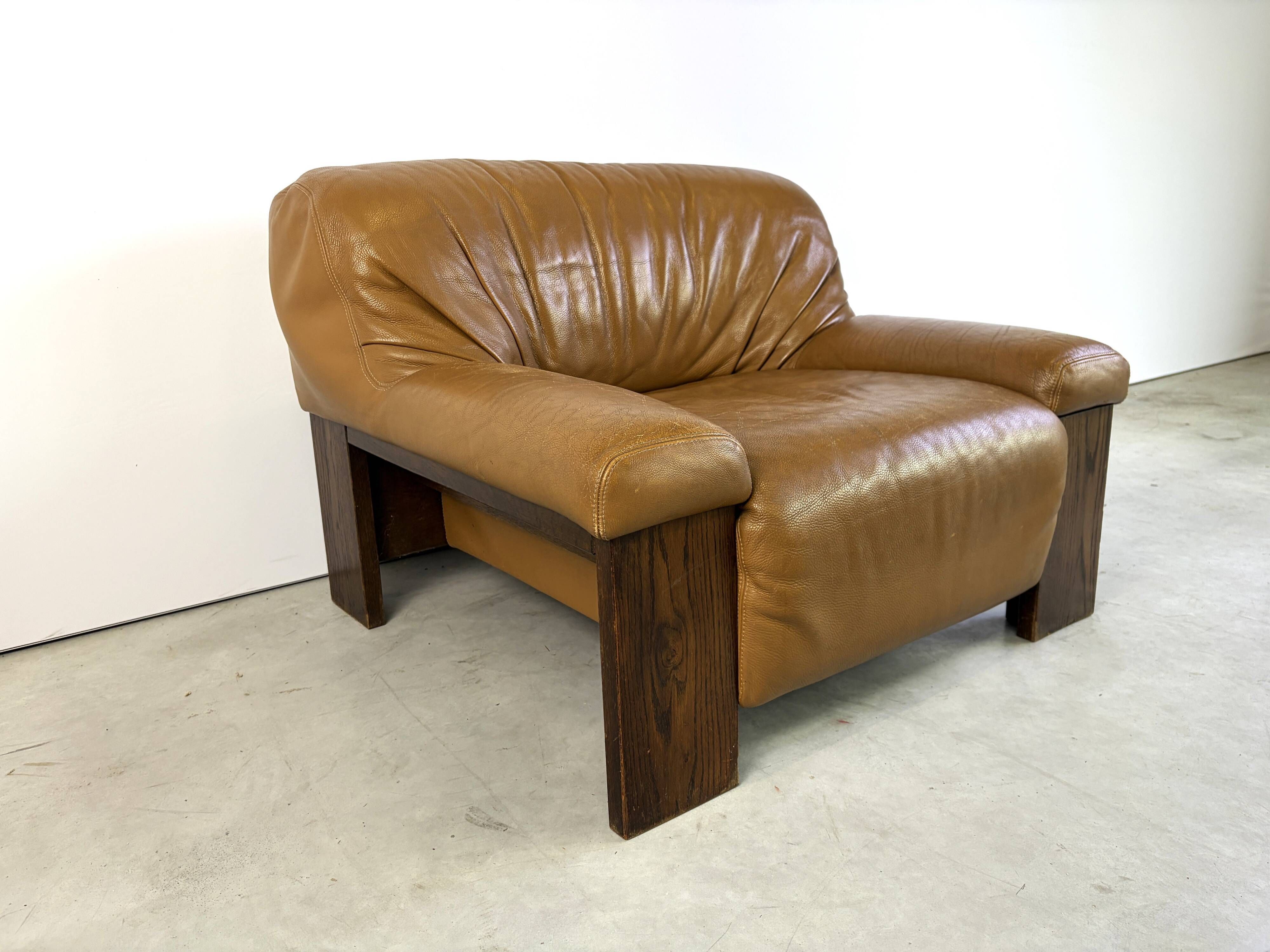 Fauteuil en cuir brutaliste, années 1960