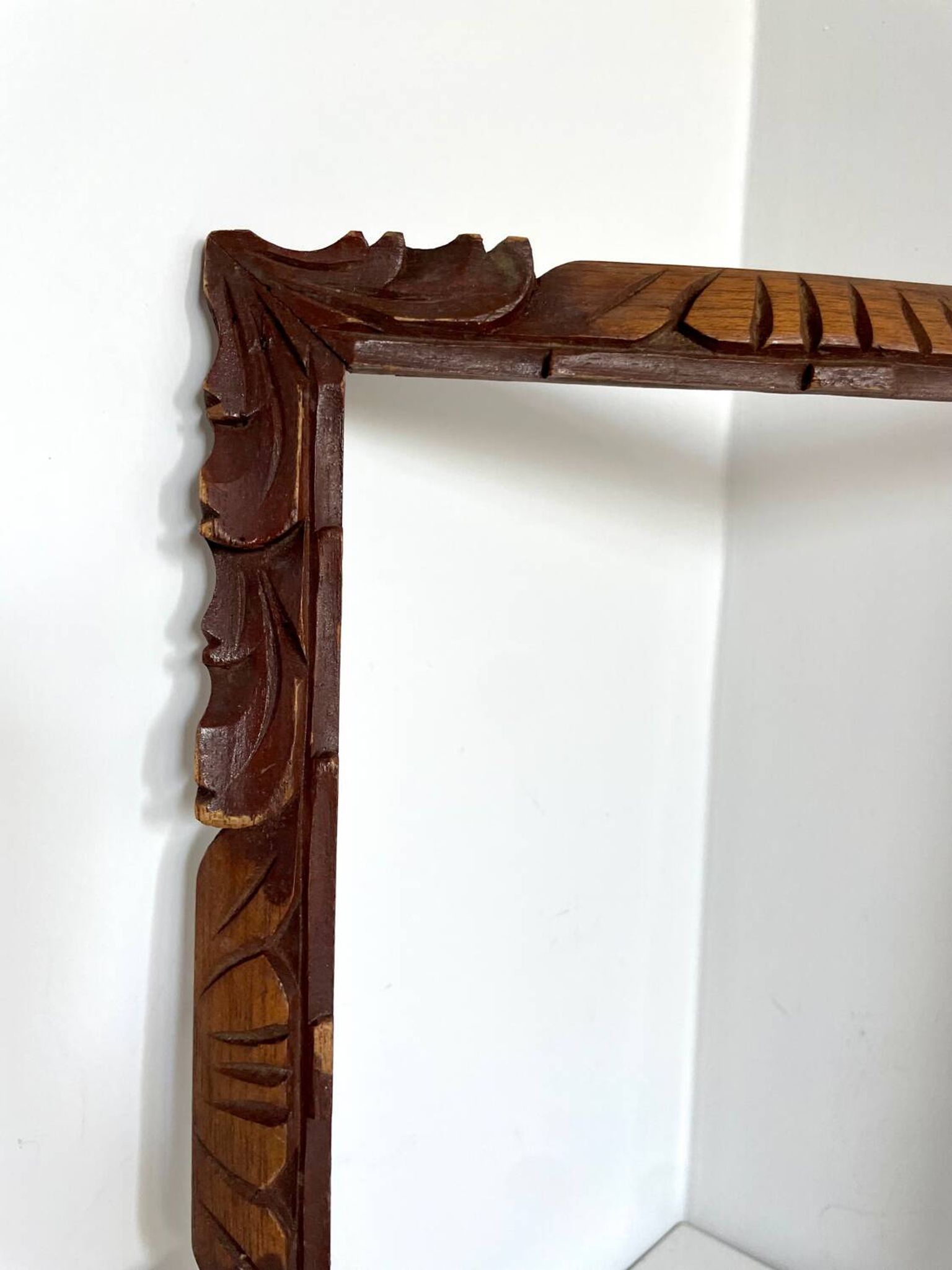 Cadre ancien sculpté à la main en bois de cèdre 29,5 cm x 24 cm