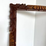 Cadre ancien sculpté à la main en bois de cèdre 29,5 cm x 24 cm
