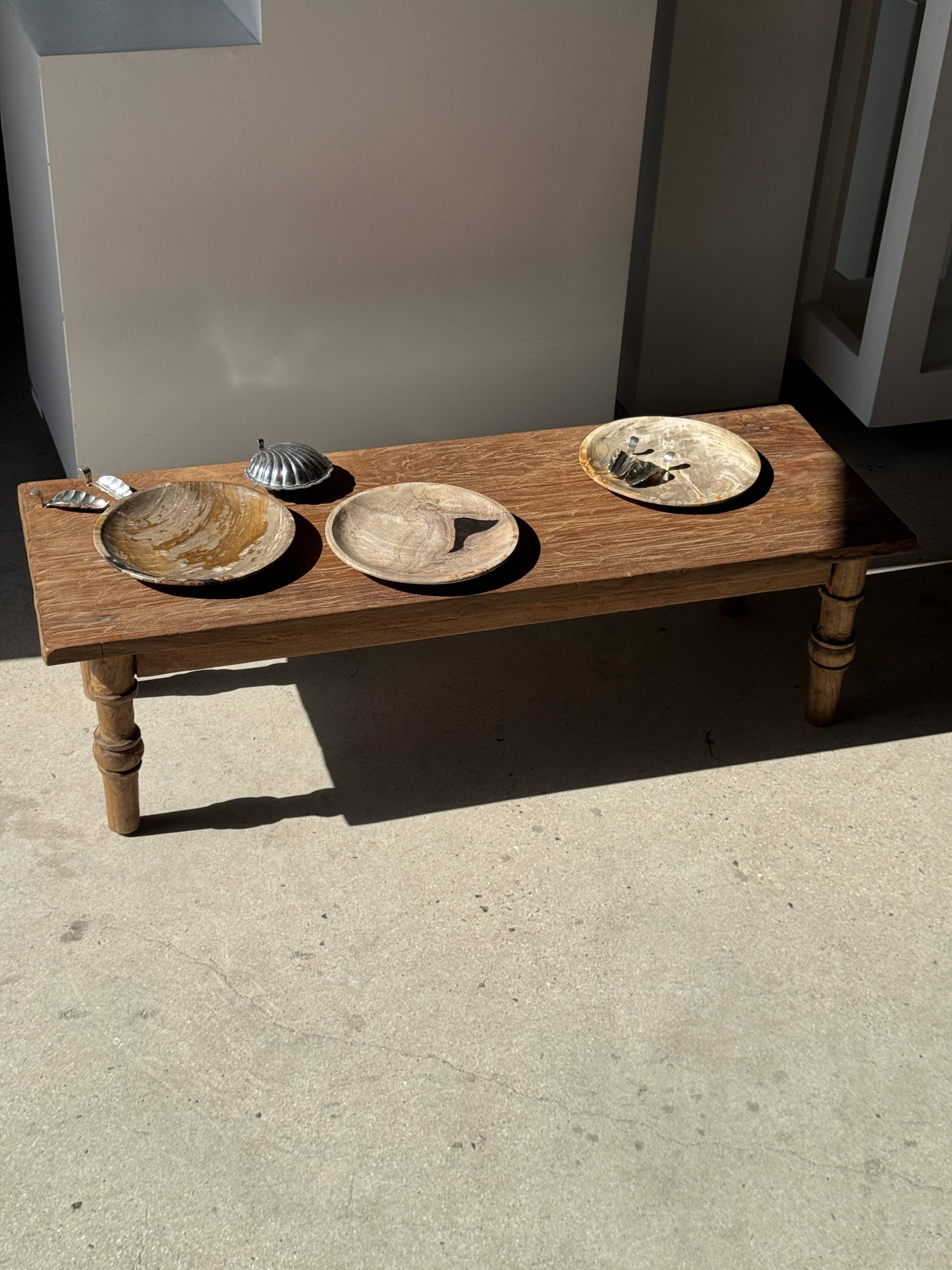 Vide poche, plat ou assiette circulaire en bois pétrifié beige tache noire