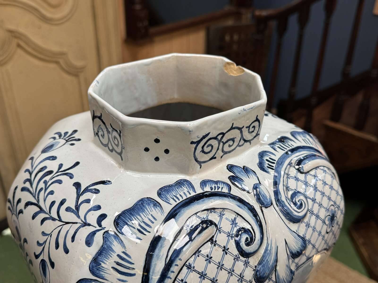 Large baluster vase with parrot - Holland, Delft 19th century