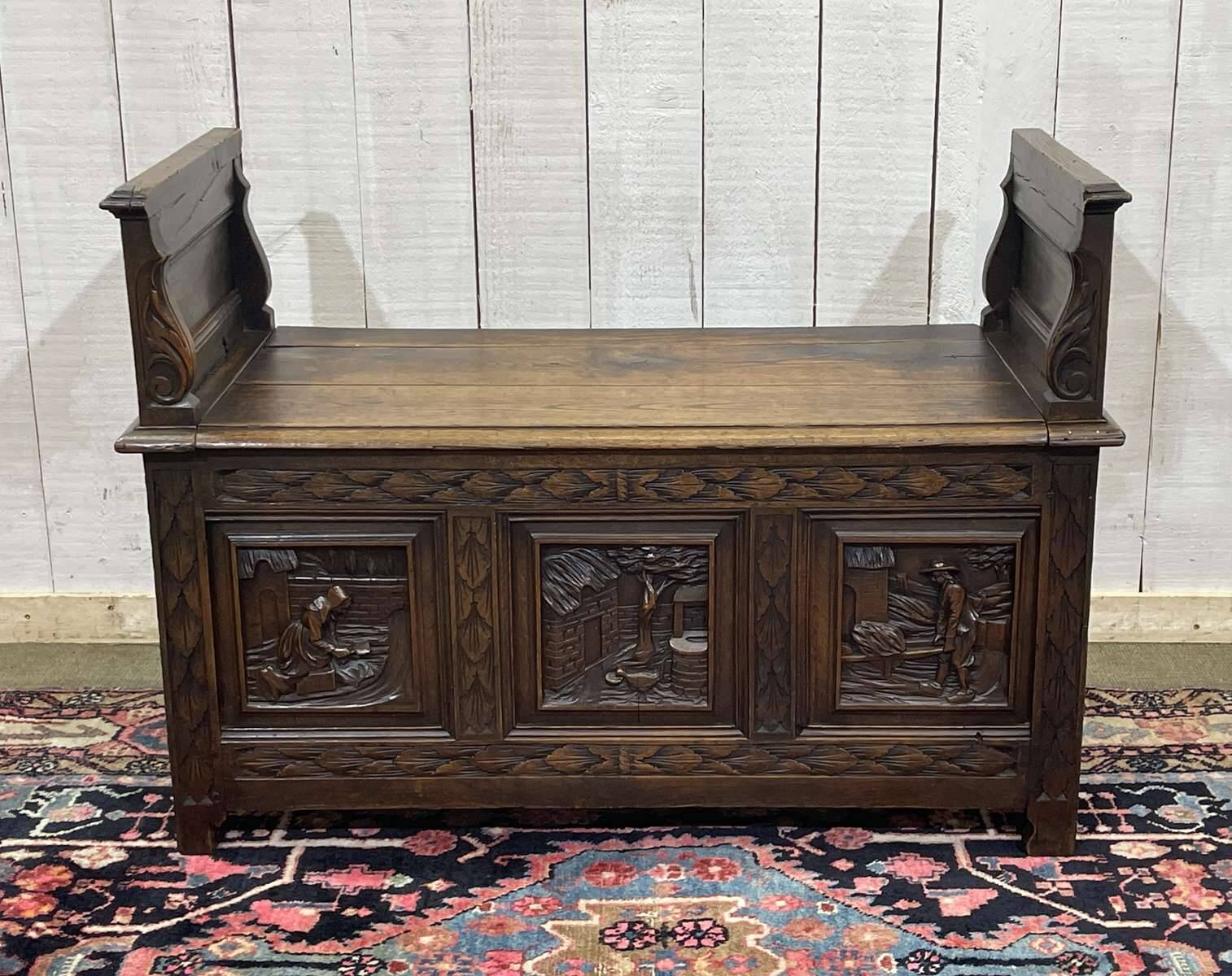 Breton bank chest from the early 20th century in oak and chestnut.