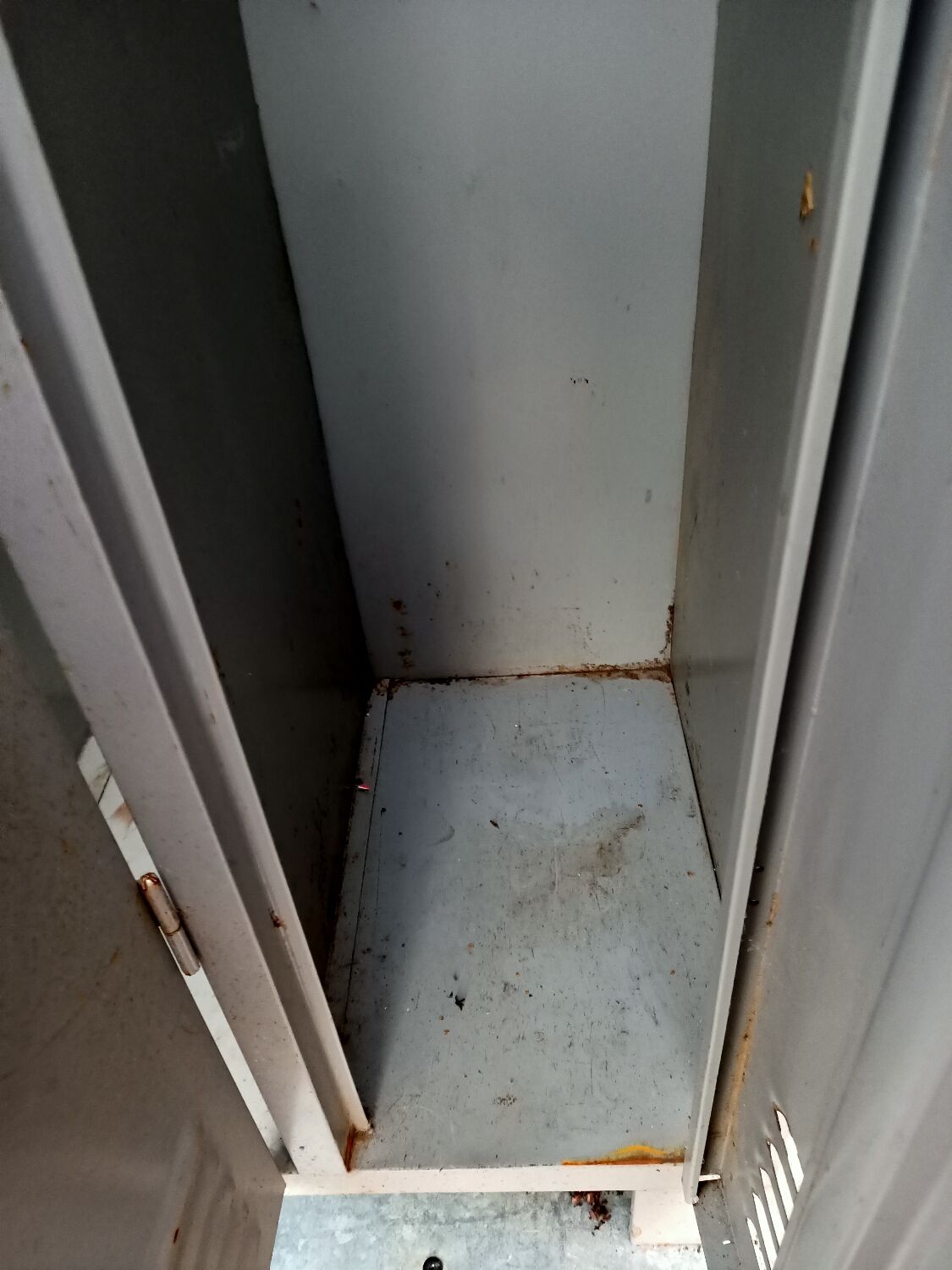 Metal cloakroom cabinet