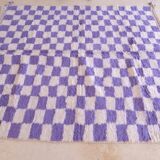 Tapis à damiers violets et blancs