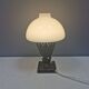 Petite lampe de table élégante avec perforations et abat-jour en verre opale blanc laiteux