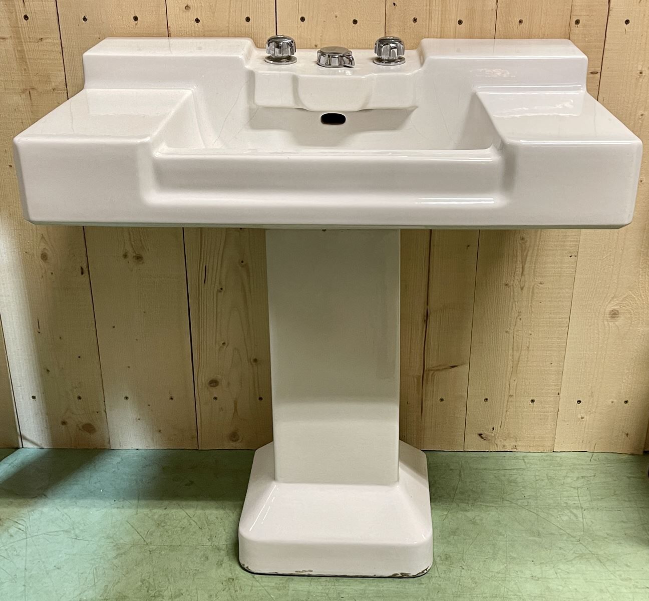 Floor washbasin from the 1930s in enamel of the brand JACOB DELAFON