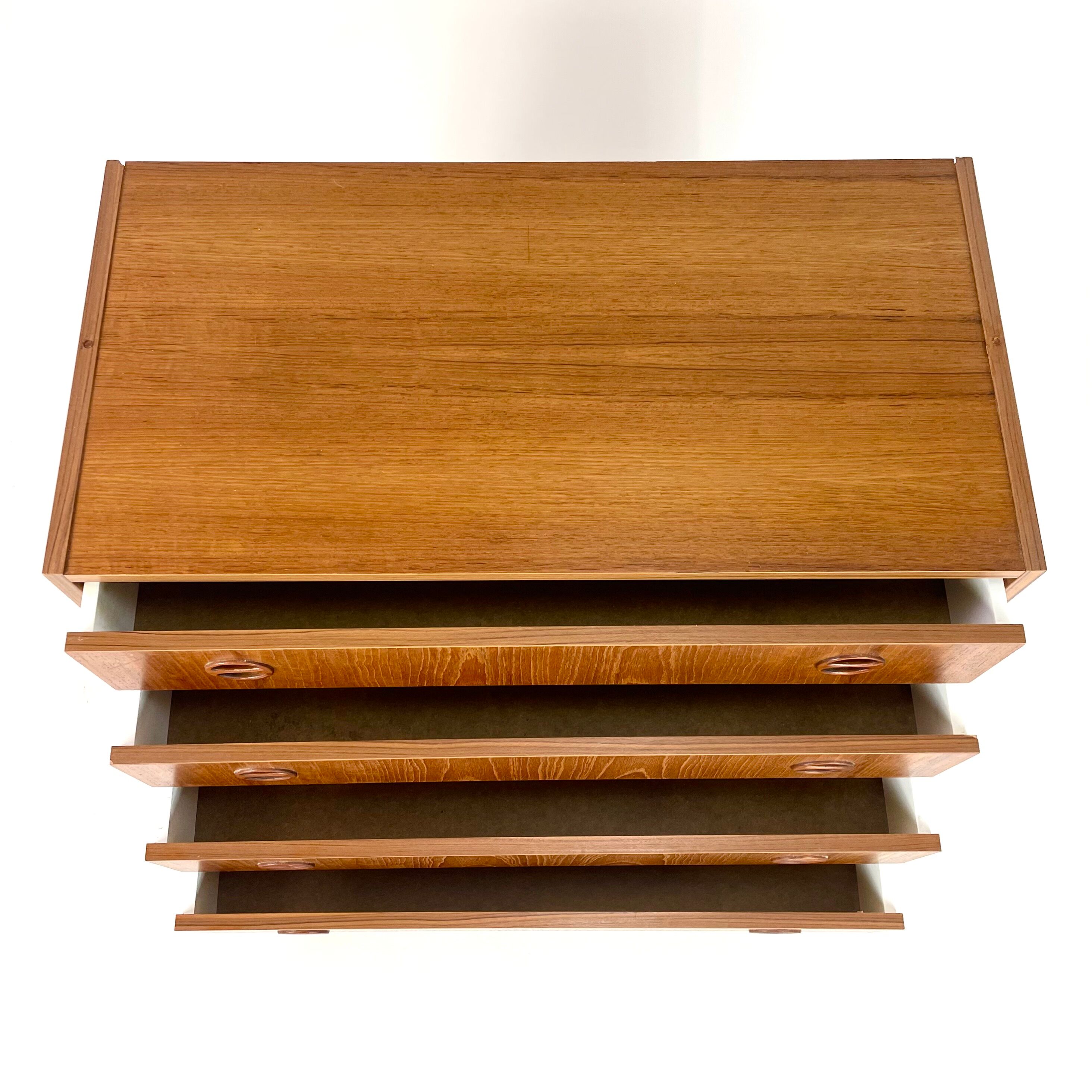 Vintage chest of drawers