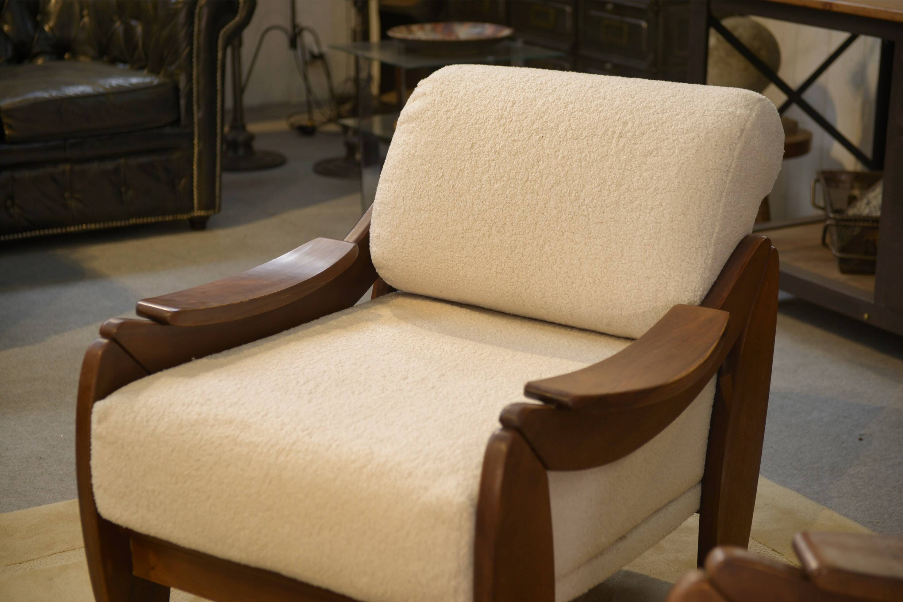 Brutalist pair of armchairs in mahogany and cream boucle 1970s.