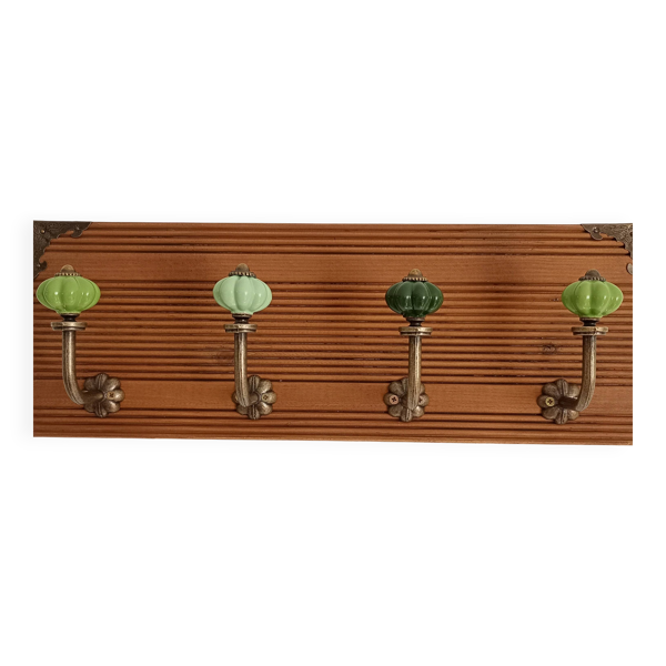 Porte-manteau mural en bois – 40 cm – 4 patères en métal et céramique verte