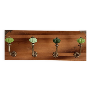 Wall-mounted coat rack in wood – 40 cm – 4 hooks in metal and green ceramic