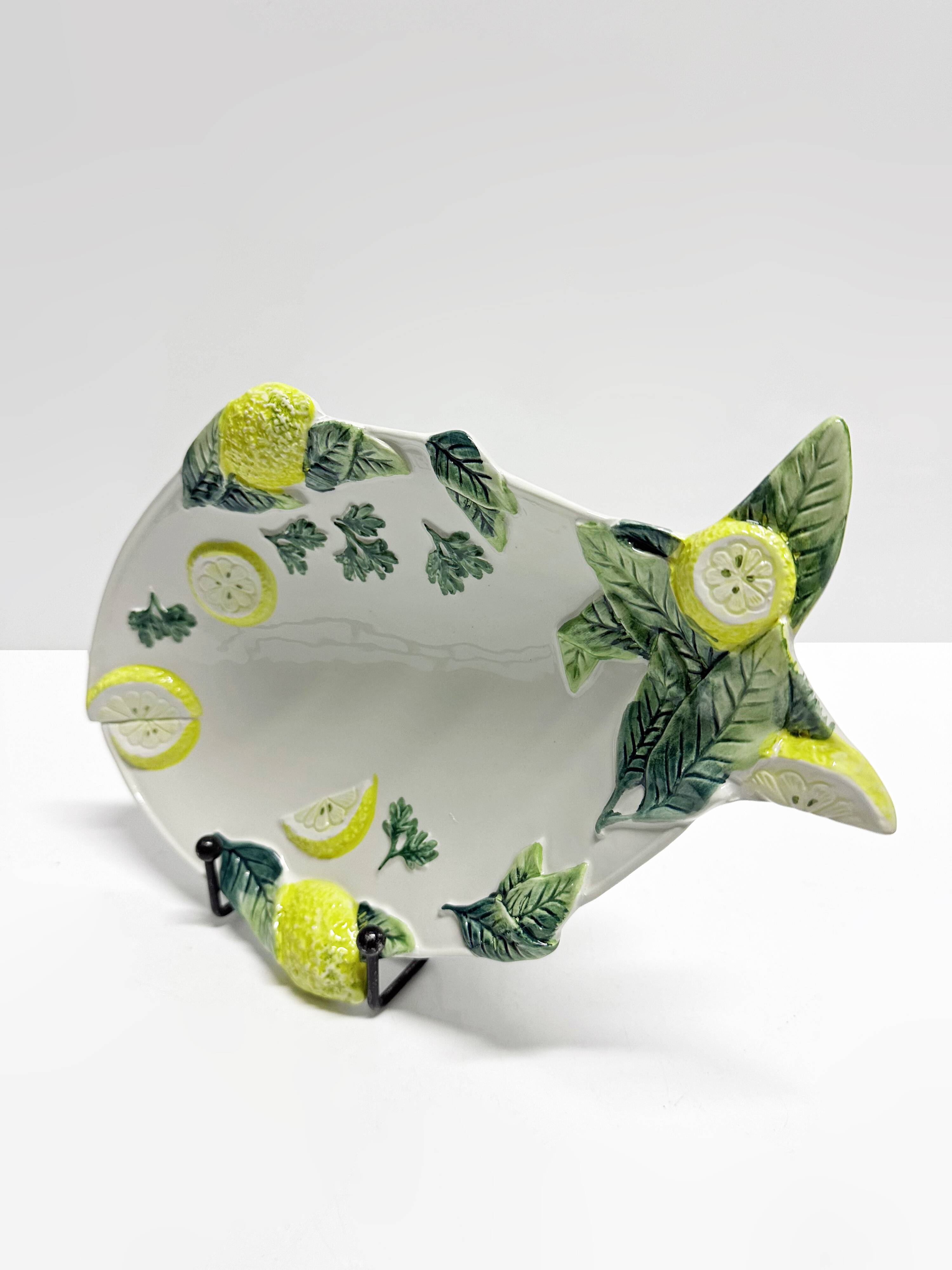 Set of 8 Italian fish plates in Barbotine ceramic.