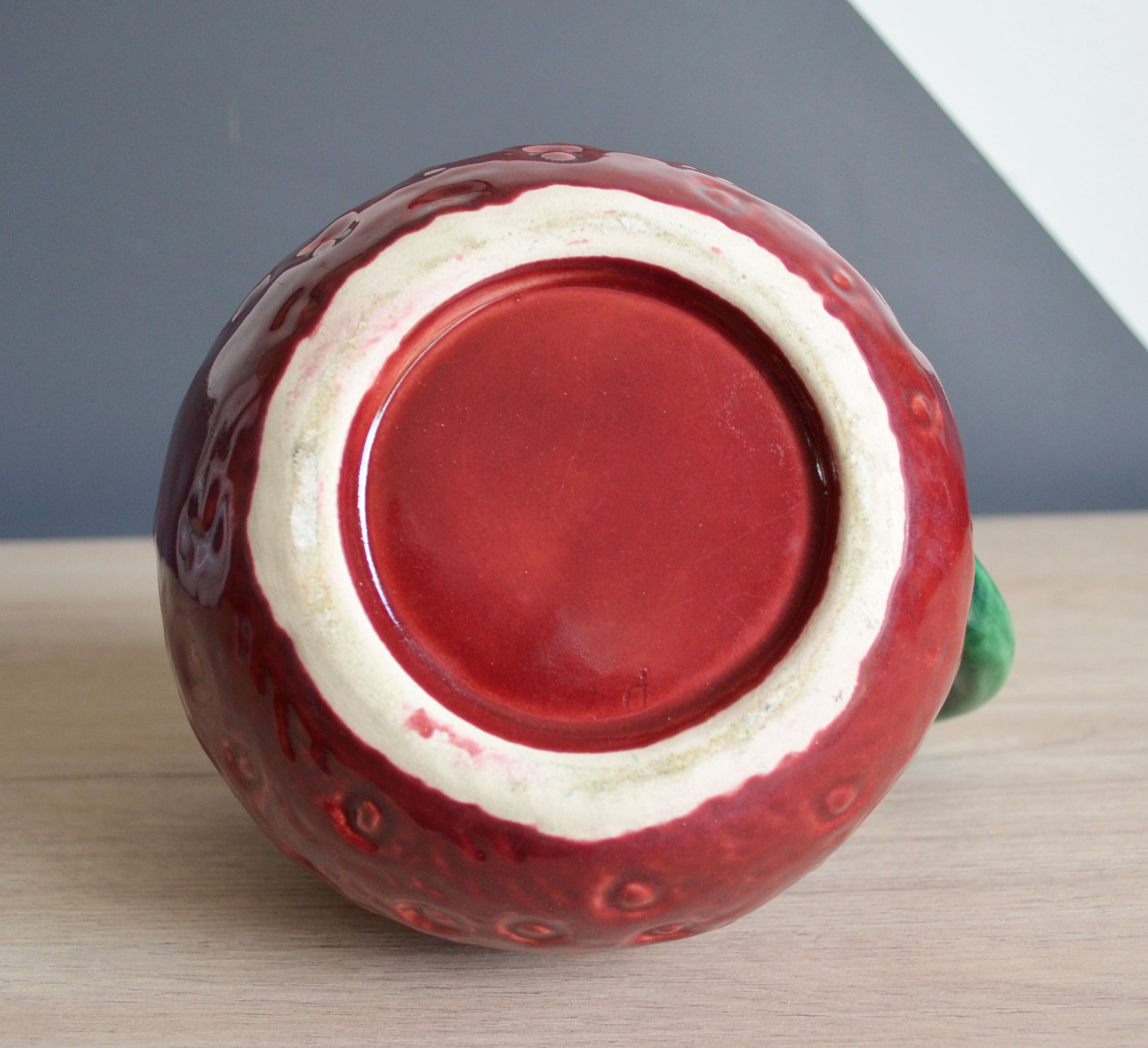 Strawberry-shaped slurry jug